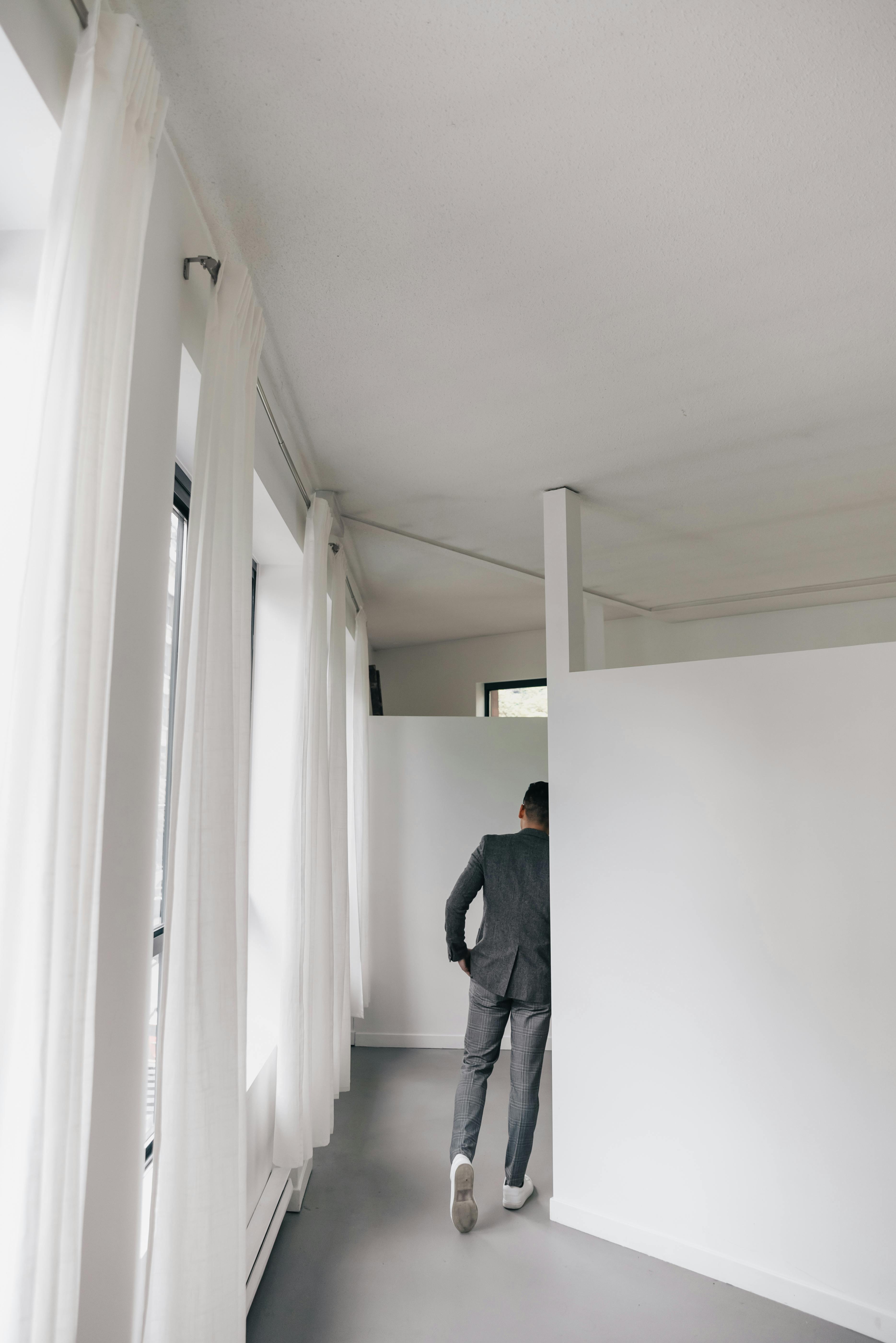 Hombre caminando por el pasillo | Fuente: Pexels