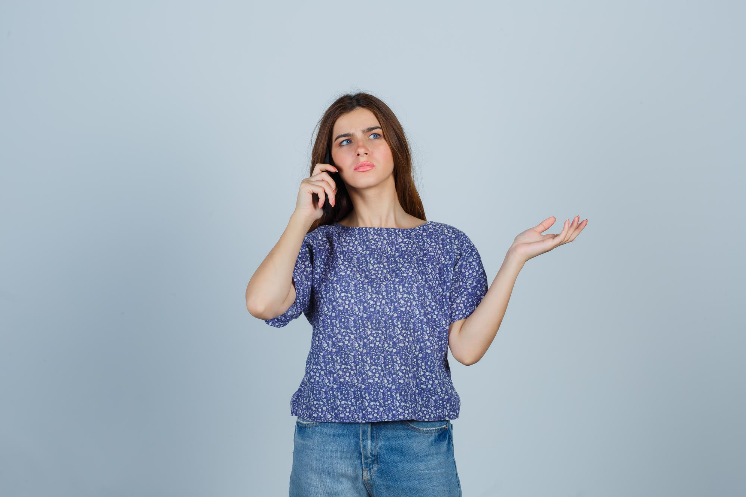 Una joven frustrada hablando por teléfono | Source: Freepik