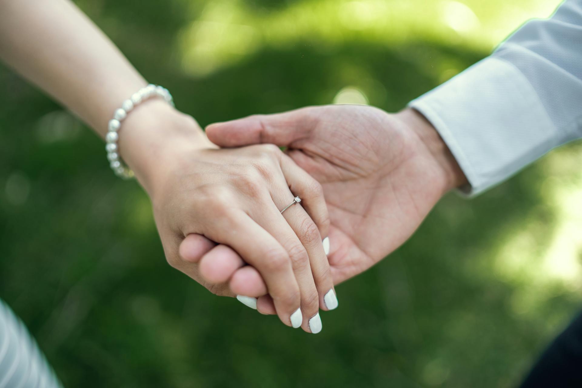 Una pareja cogida de la mano | Fuente: Pexels