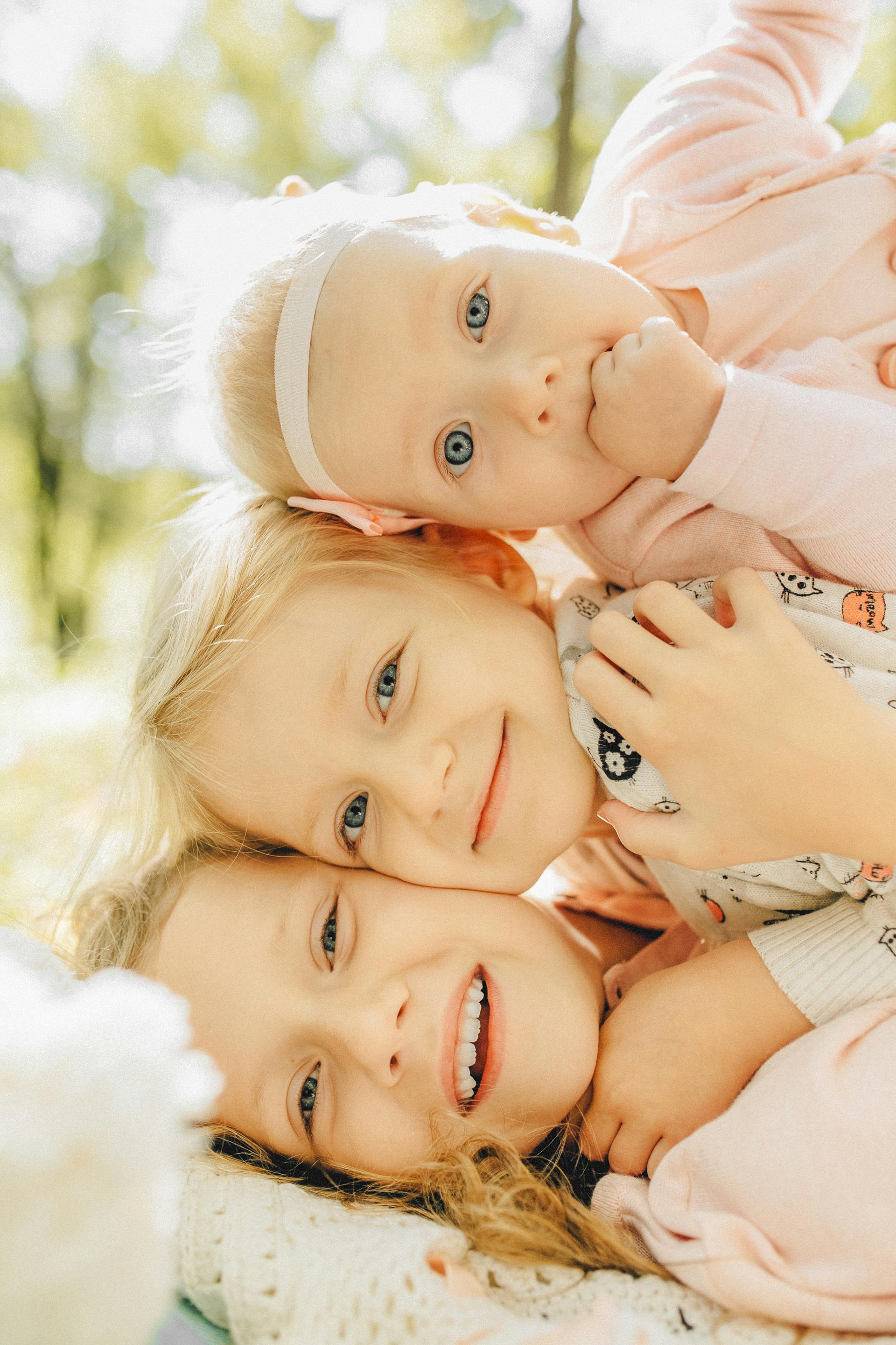 Tres hermanas posando juntas | Fuente: Pexels