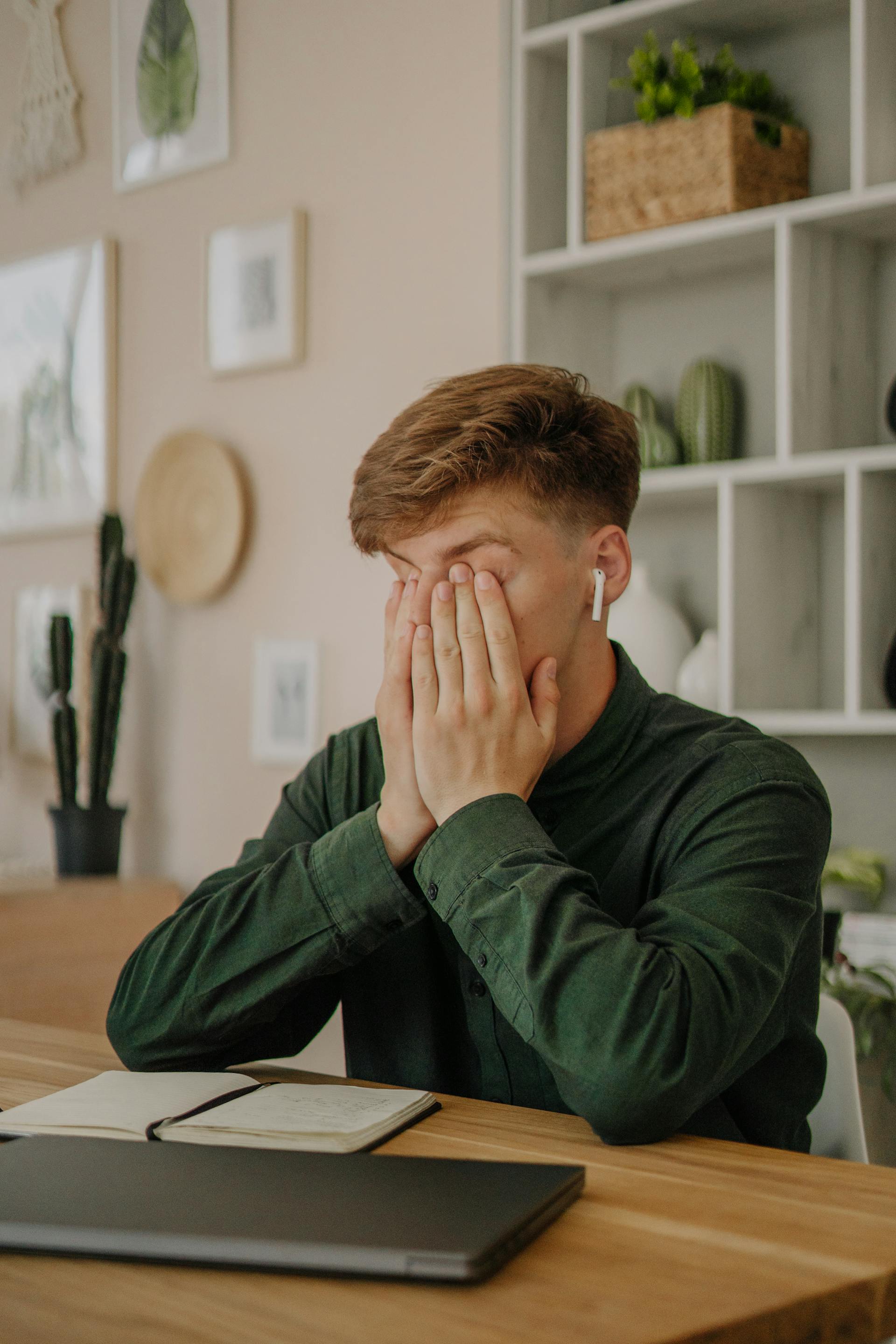 Un joven tapándose la cara | Fuente: Pexels