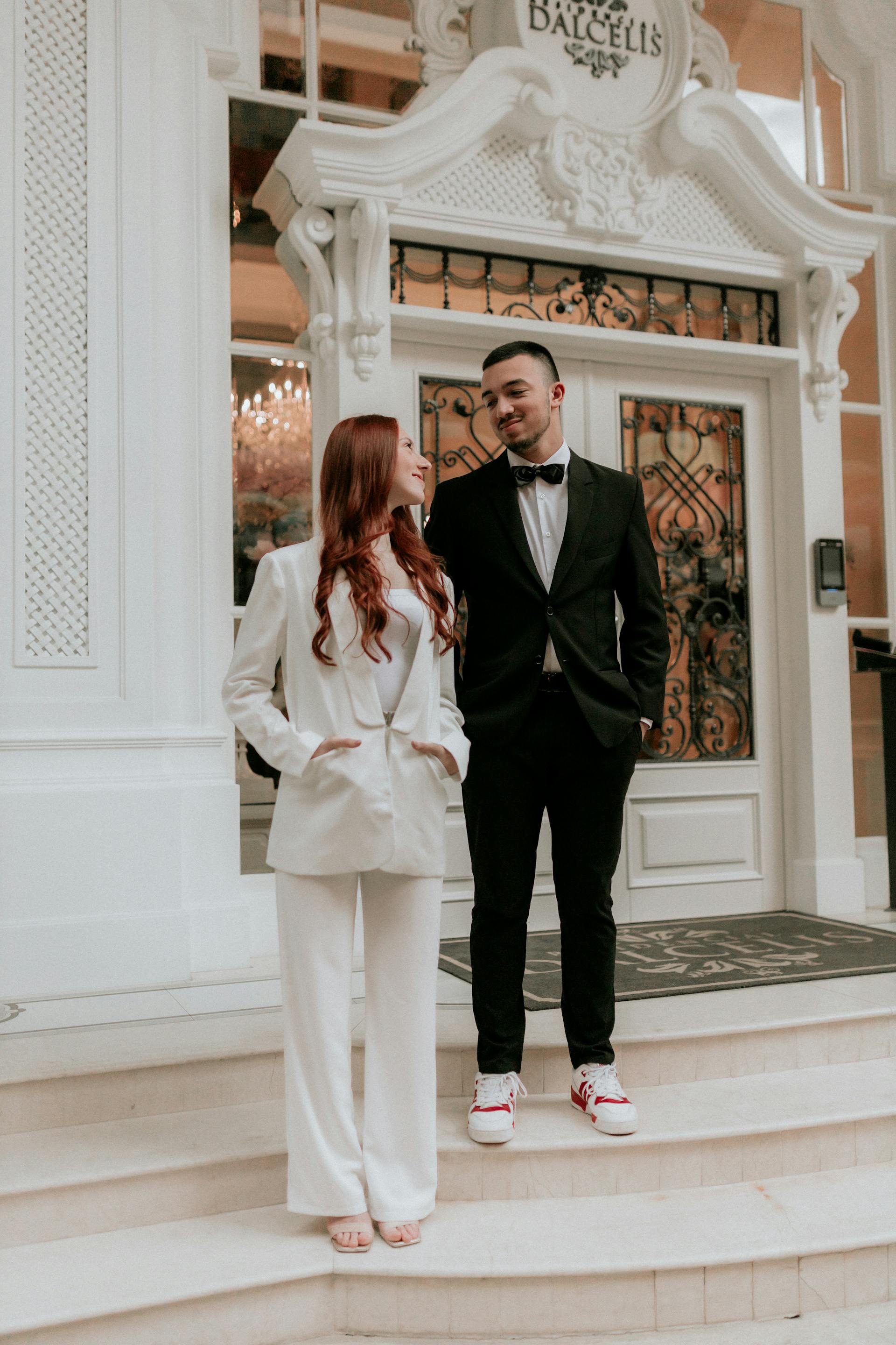 Una pareja a la entrada de un establecimiento | Fuente: Pexels