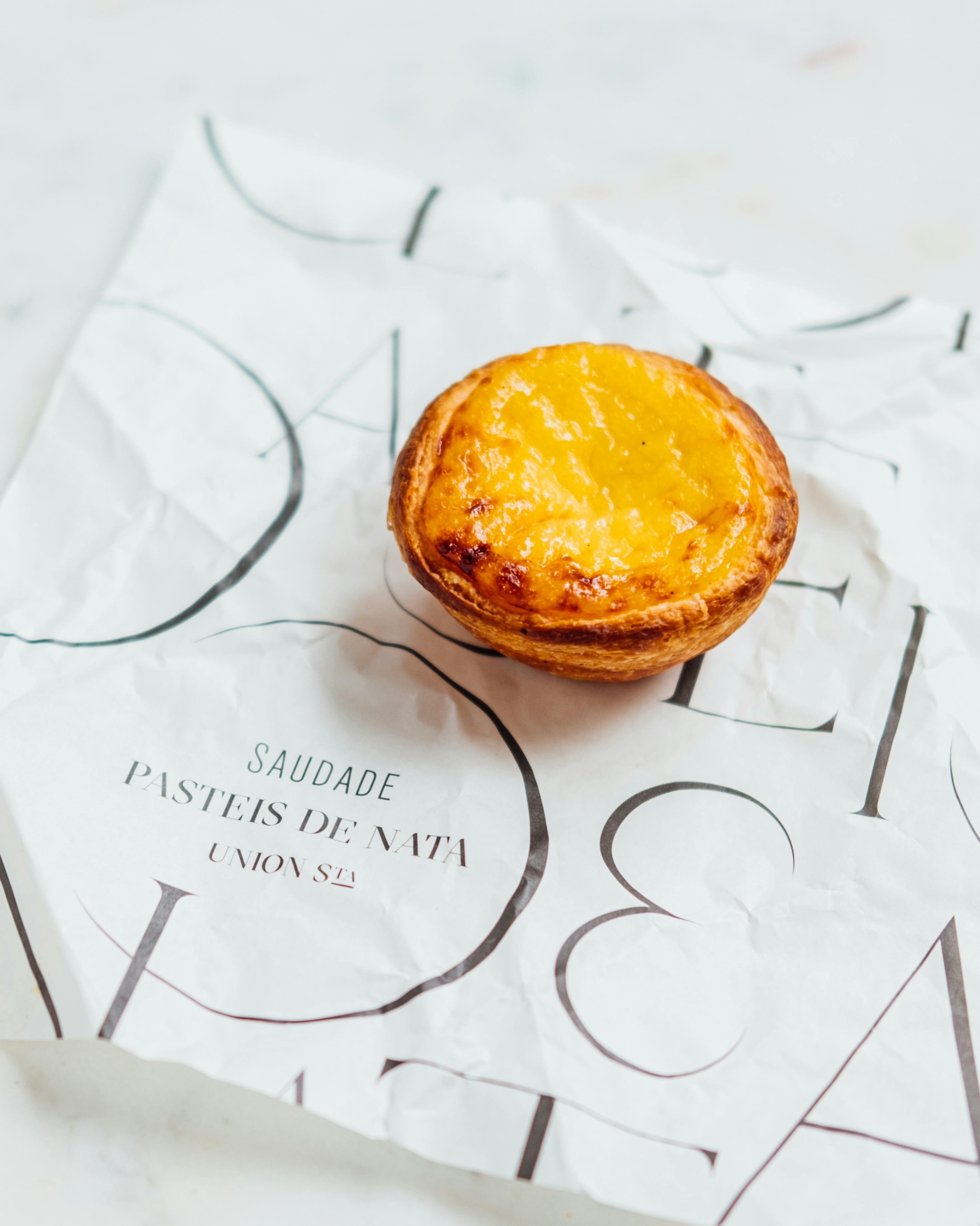 Una tarta de crema sobre una mesa | Fuente: Pexels