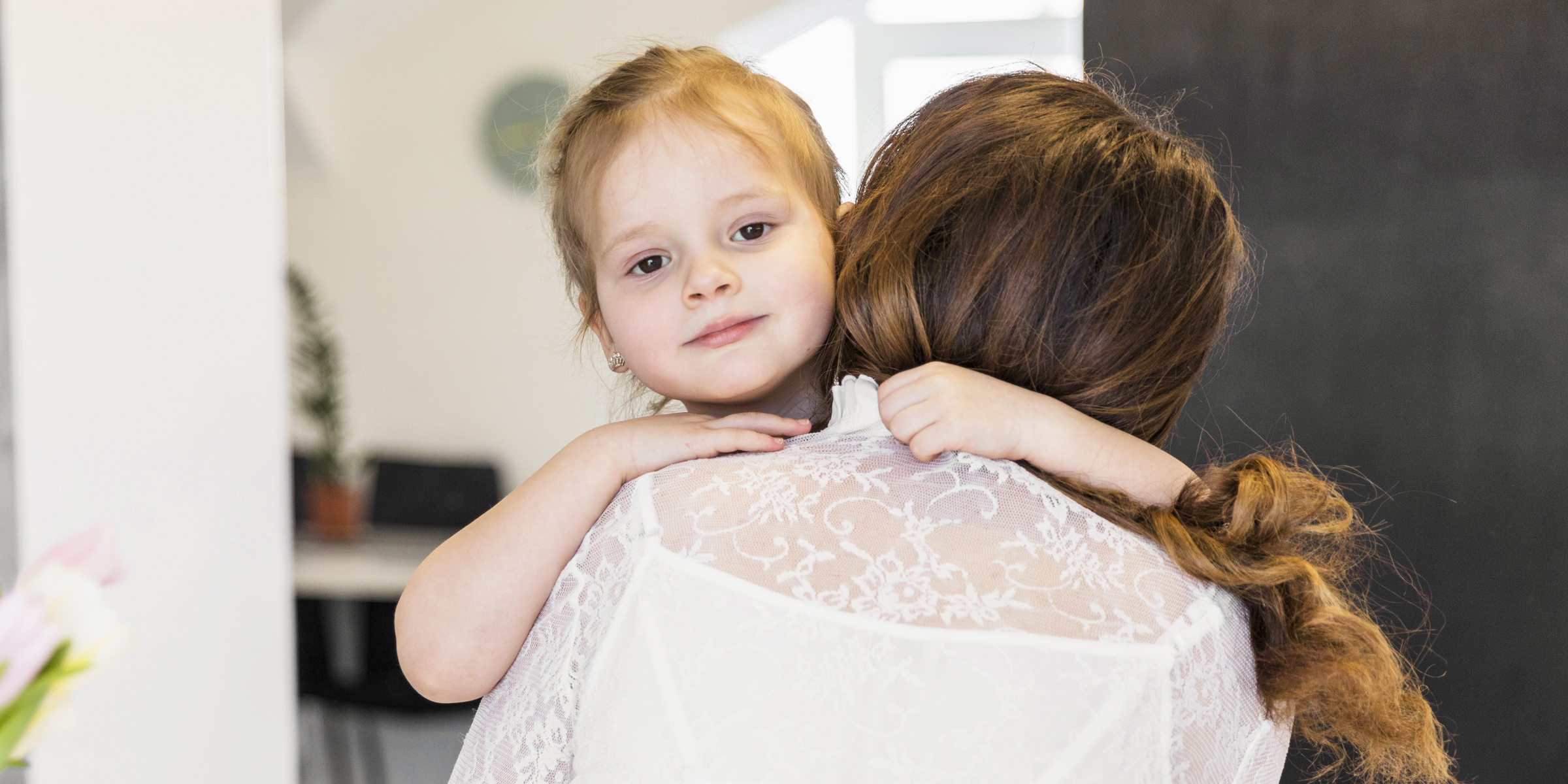 Una mujer abrazando a un niño | Fuente: Freepik