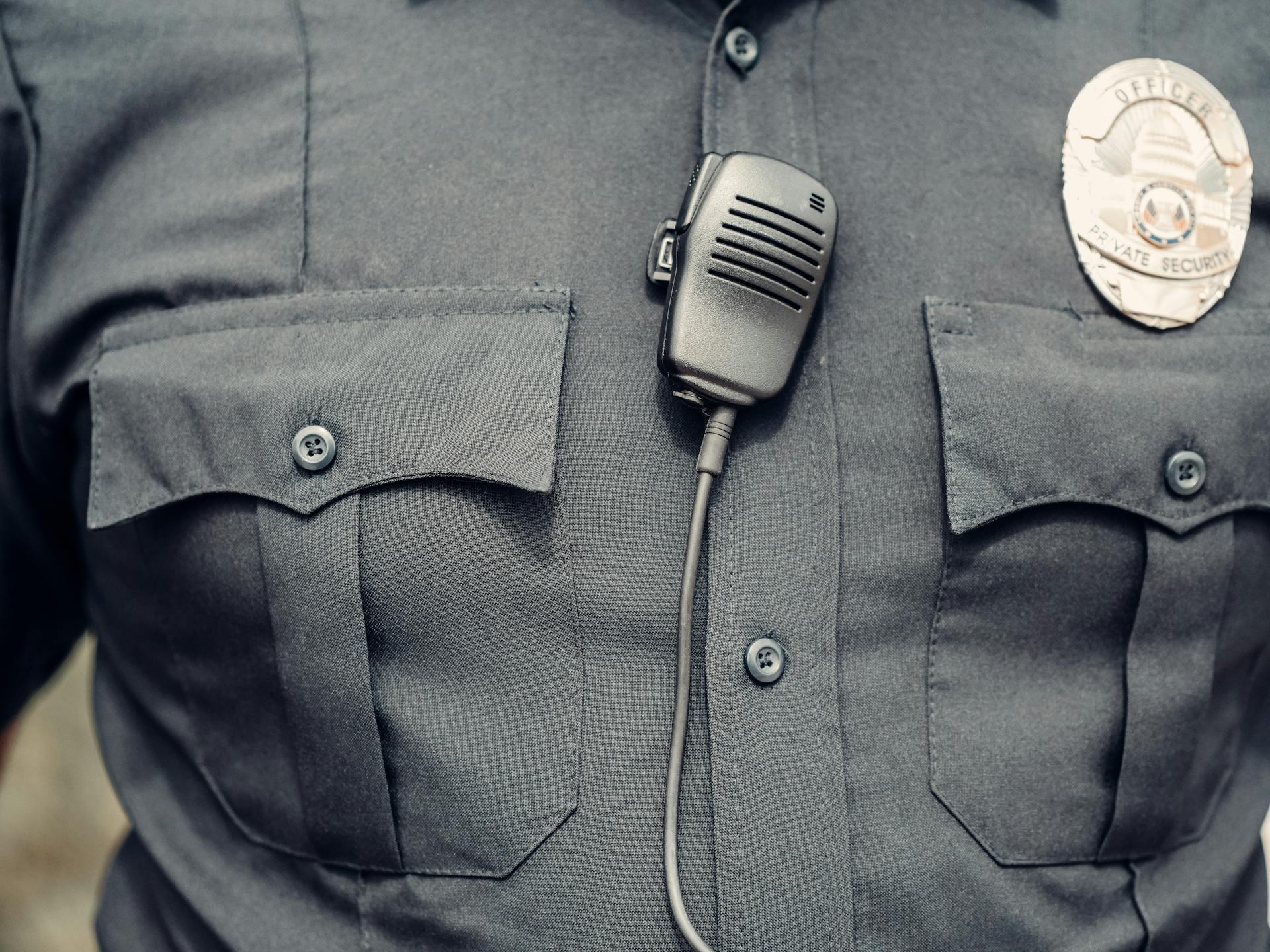 Primer plano del uniforme de un agente de policía | Fuente: Pexels