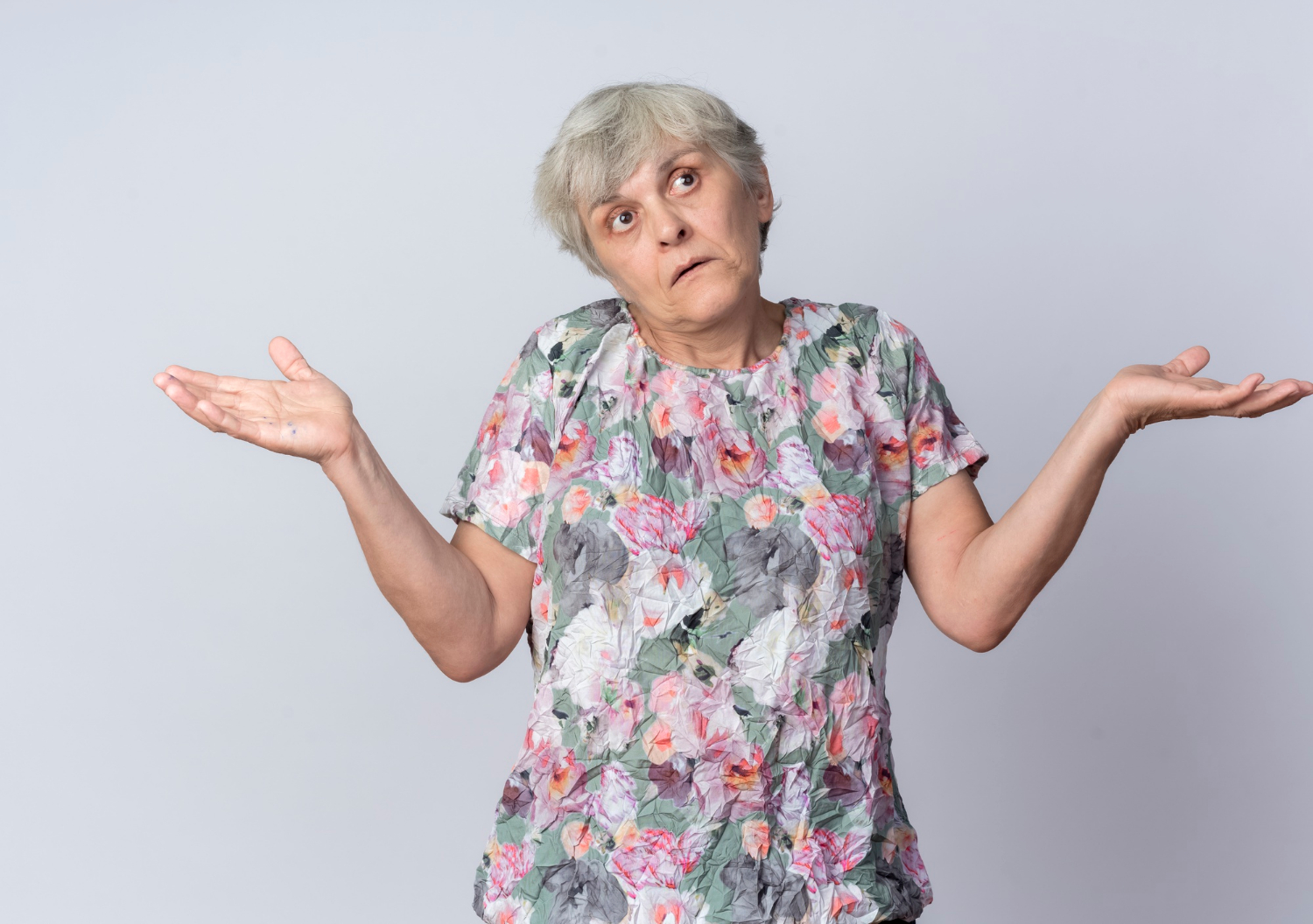 Una anciana frustrada encogiéndose de hombros | Fuente: Freepik
