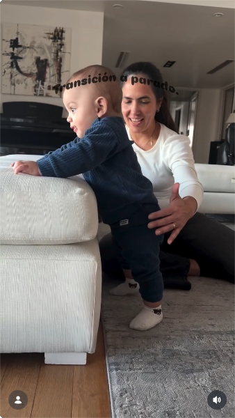 Verónica Aira, kinesiología pediátrica, junto a Isidro durante su guía personalizada en el hogar familiar de Rocío Marengo | Fuente: Instagram/veroairakine