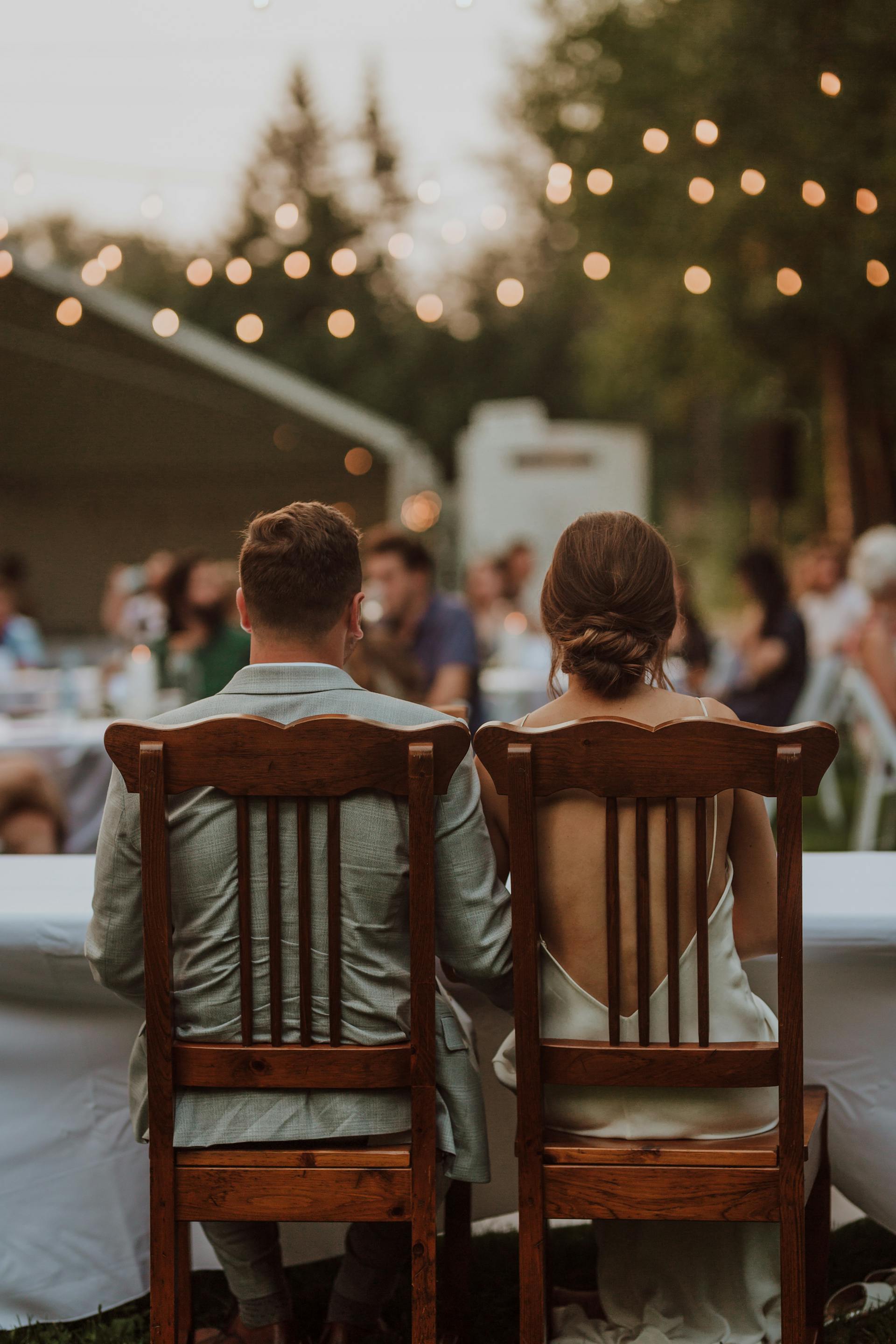 Unos novios en el banquete de su boda | Fuente: Pexels