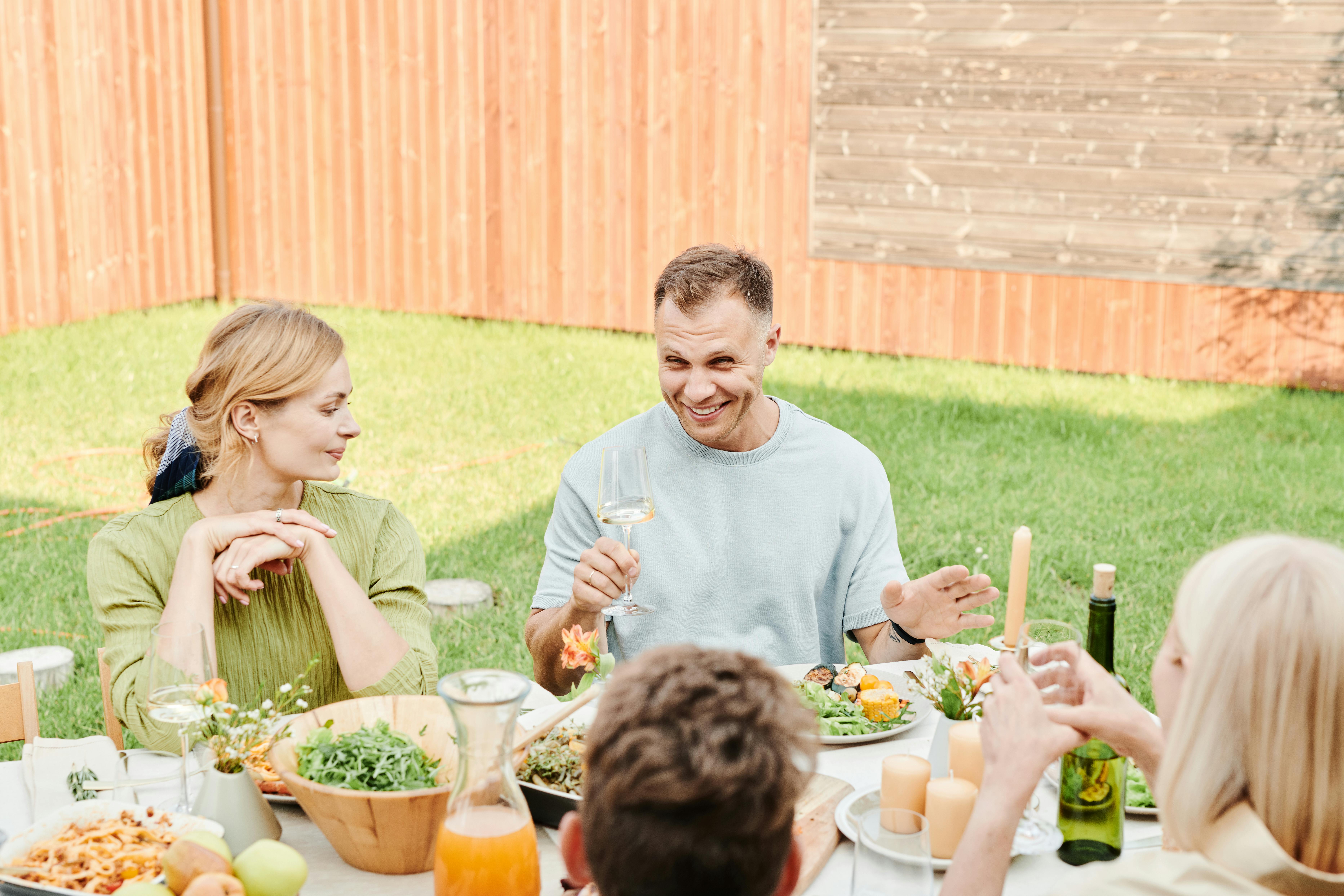 Una familia comiendo en el patio | Fuente: Pexels