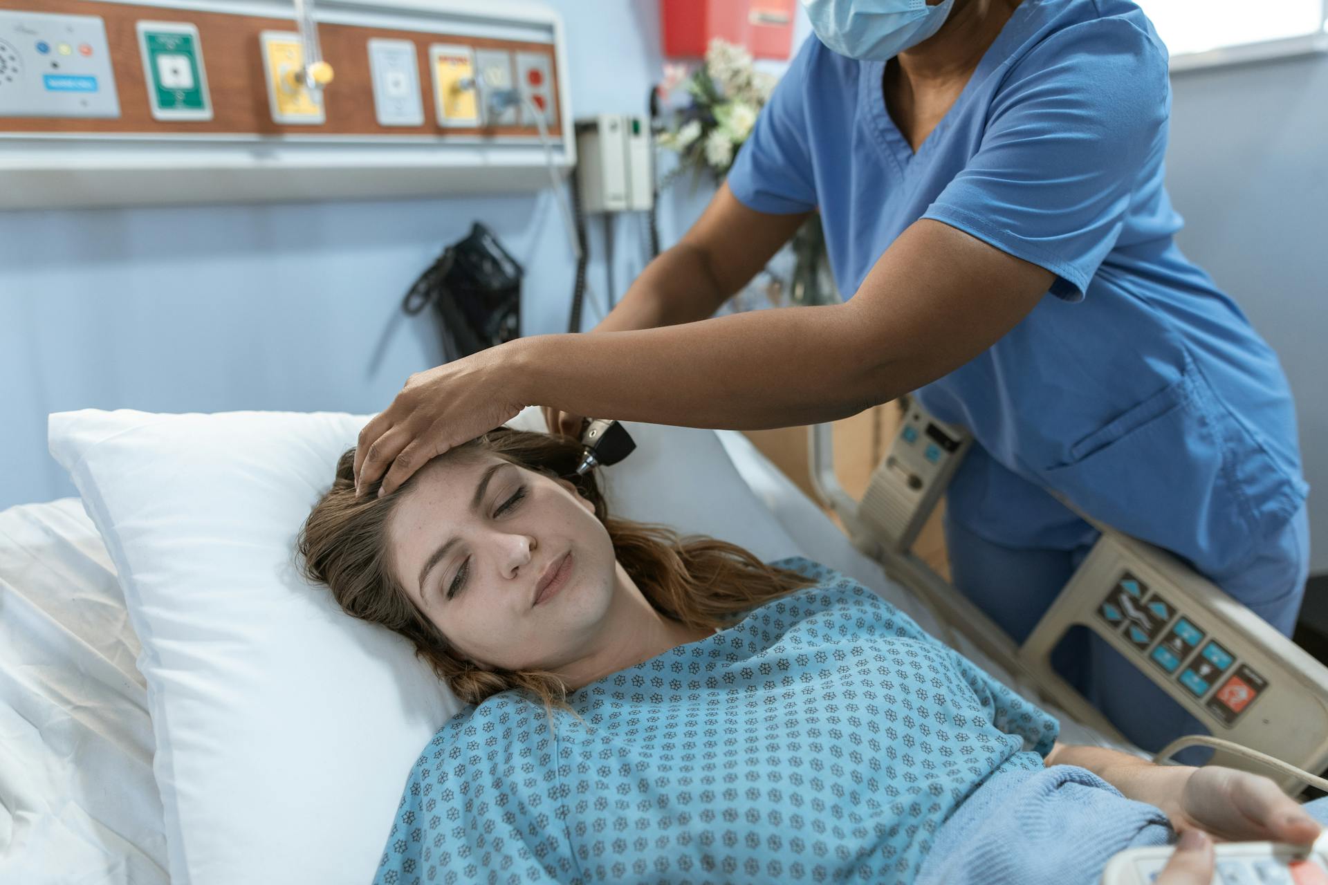 Una mujer tumbada en la cama de un hospital | Fuente: Pexels