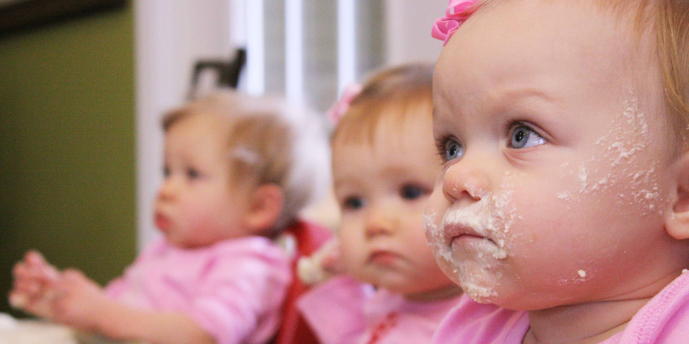 Un primer plano de bebés trillizos | Fuente: Flickr