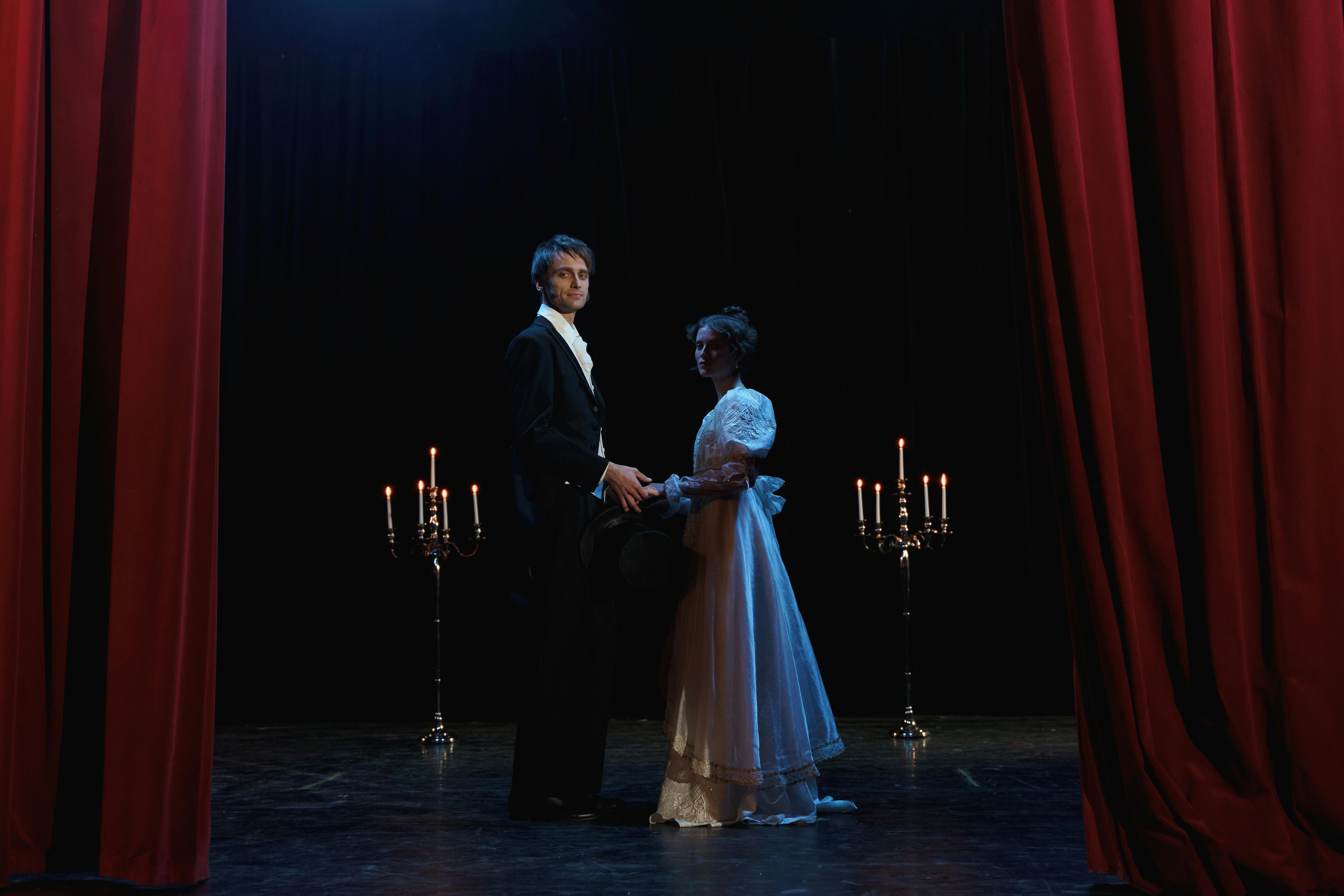 Una mujer como protagonista en una obra de teatro con un hombre | Fuente: Pexels