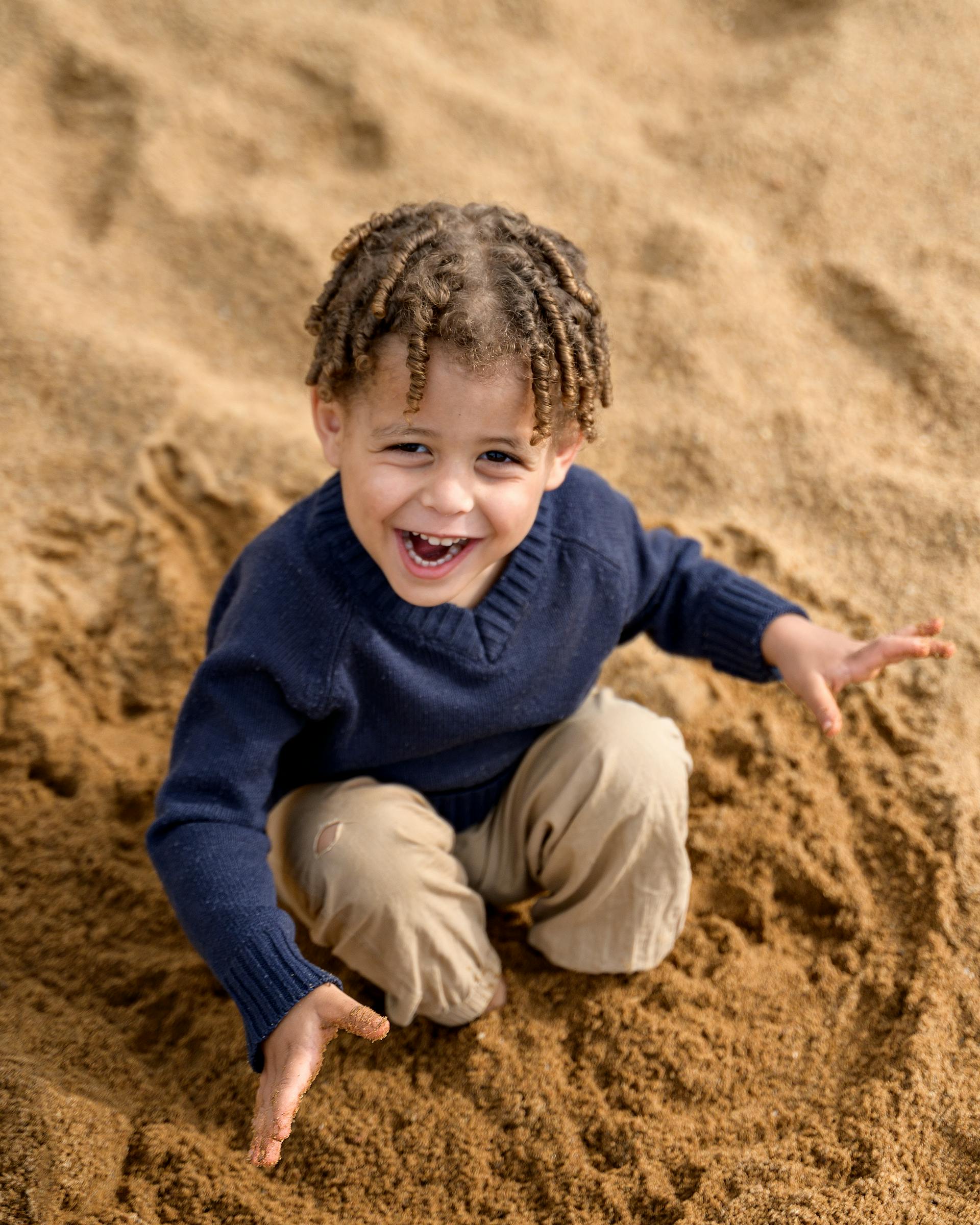 Un niño pequeño jugando en la arena | Fuente: Pexels