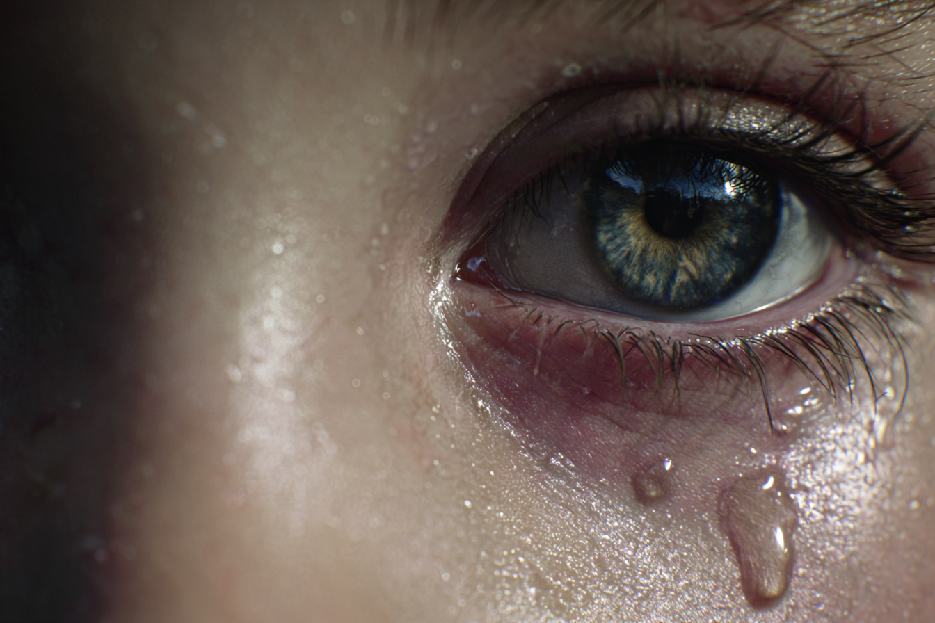 Primer plano del ojo lloroso de una niña | Fuente: Midjourney