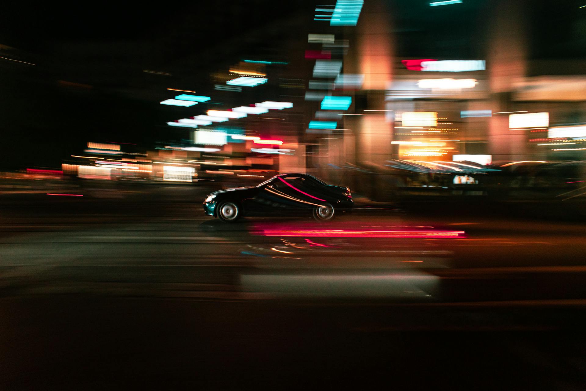 Tráfico urbano nocturno | Fuente: Pexels