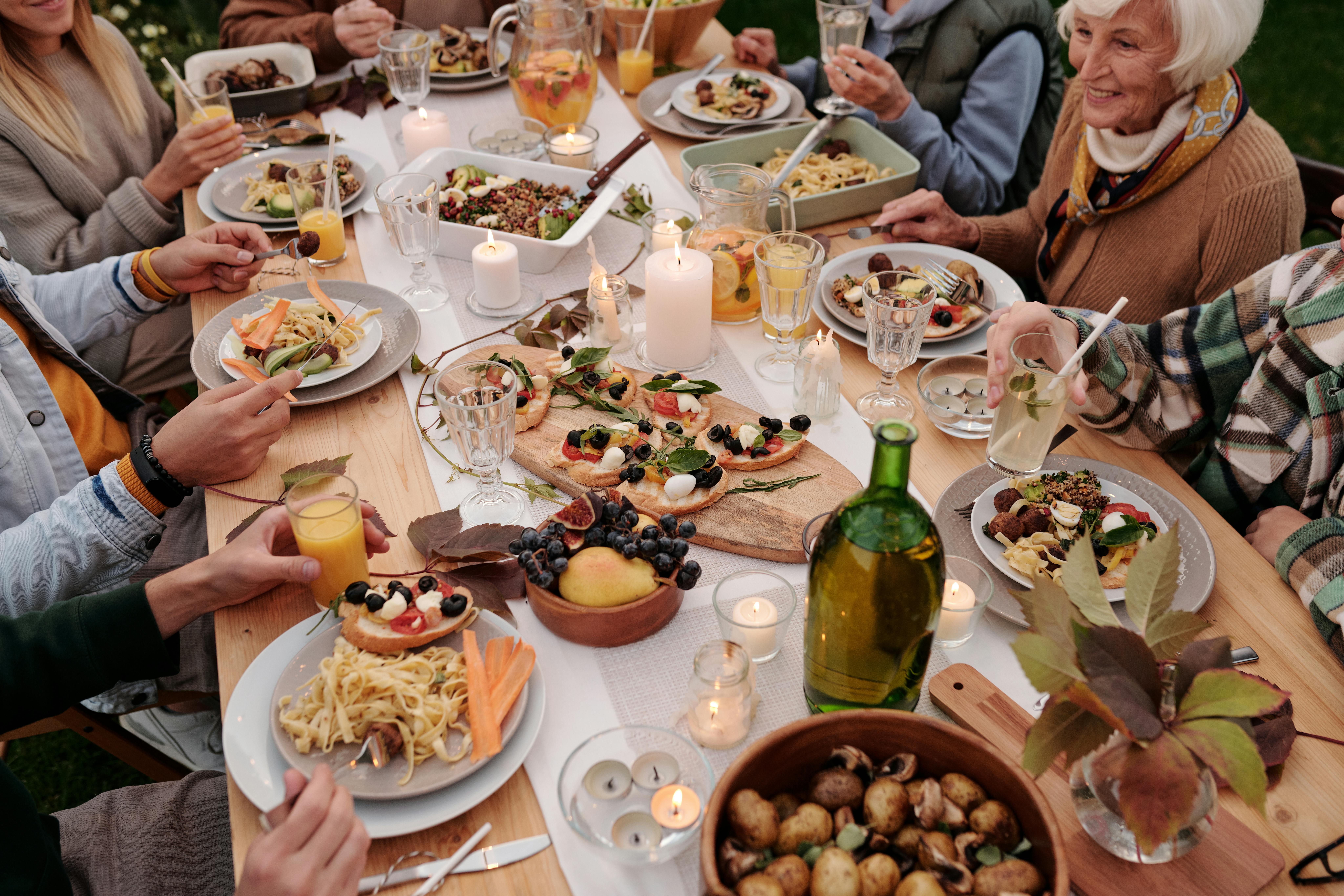 Familia celebrando una fiesta | Fuente: Pexels