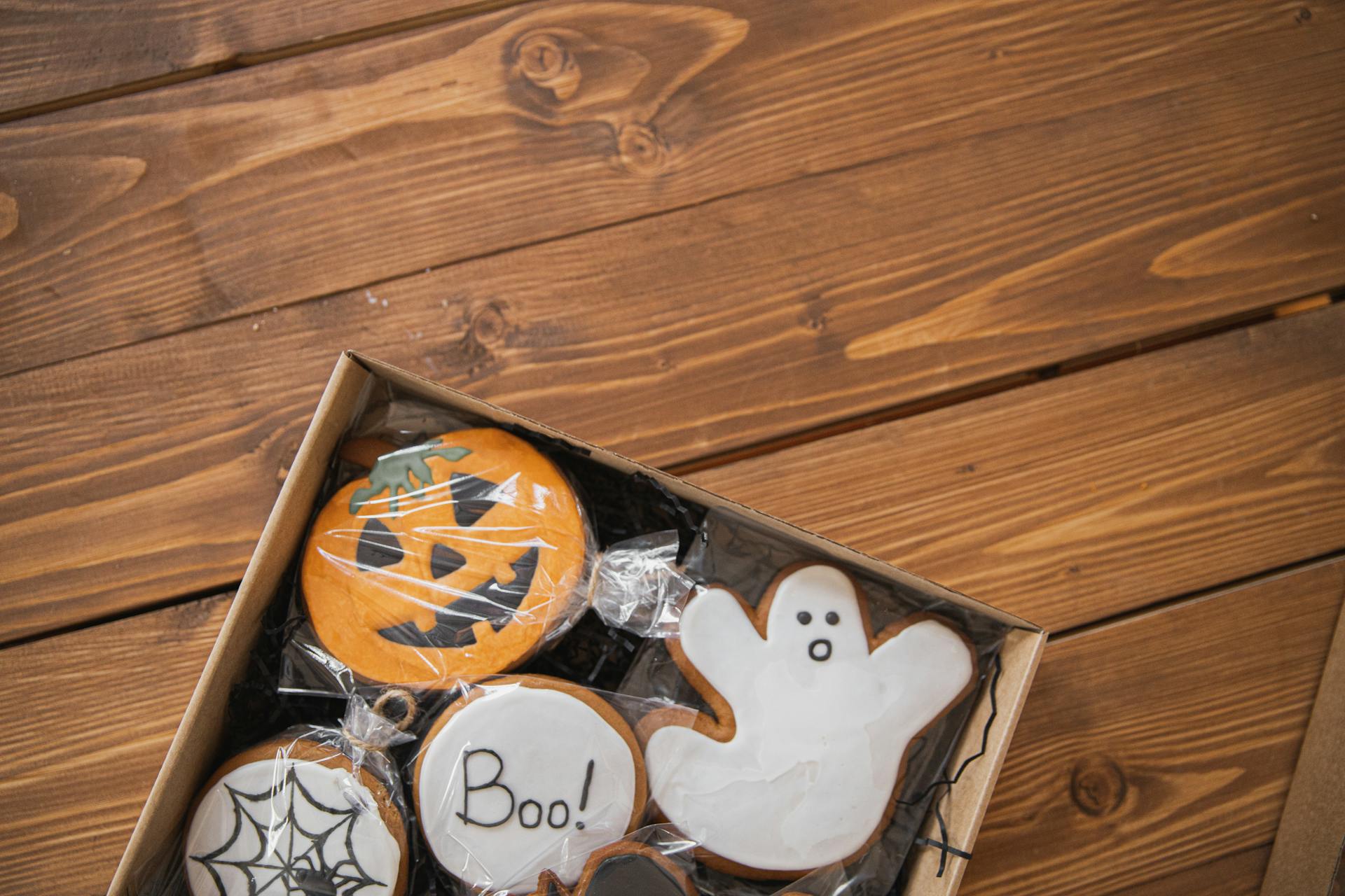 Una caja de galletas de Halloween | Fuente: Pexels