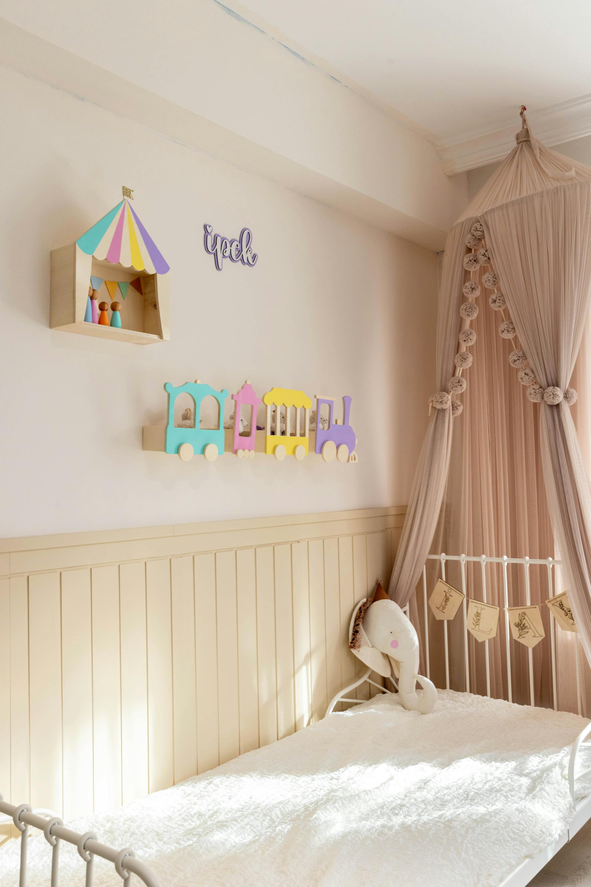 Una habitación de bebé con decoración en tonos pastel | Fuente: Pexels
