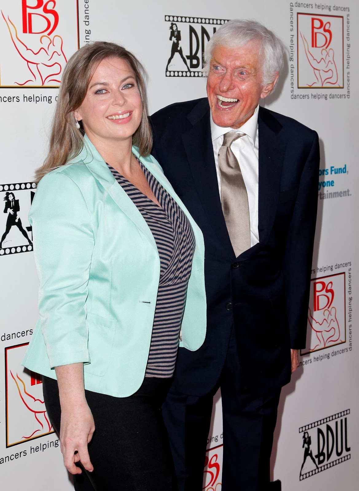 Arlene Silver y Dick Van Dyke en el almuerzo anual de los Premios Gitanos de la Sociedad Profesional de Bailarines el 24 de abril de 2016, en Beverly Hills, California. | Fuente: Getty Images