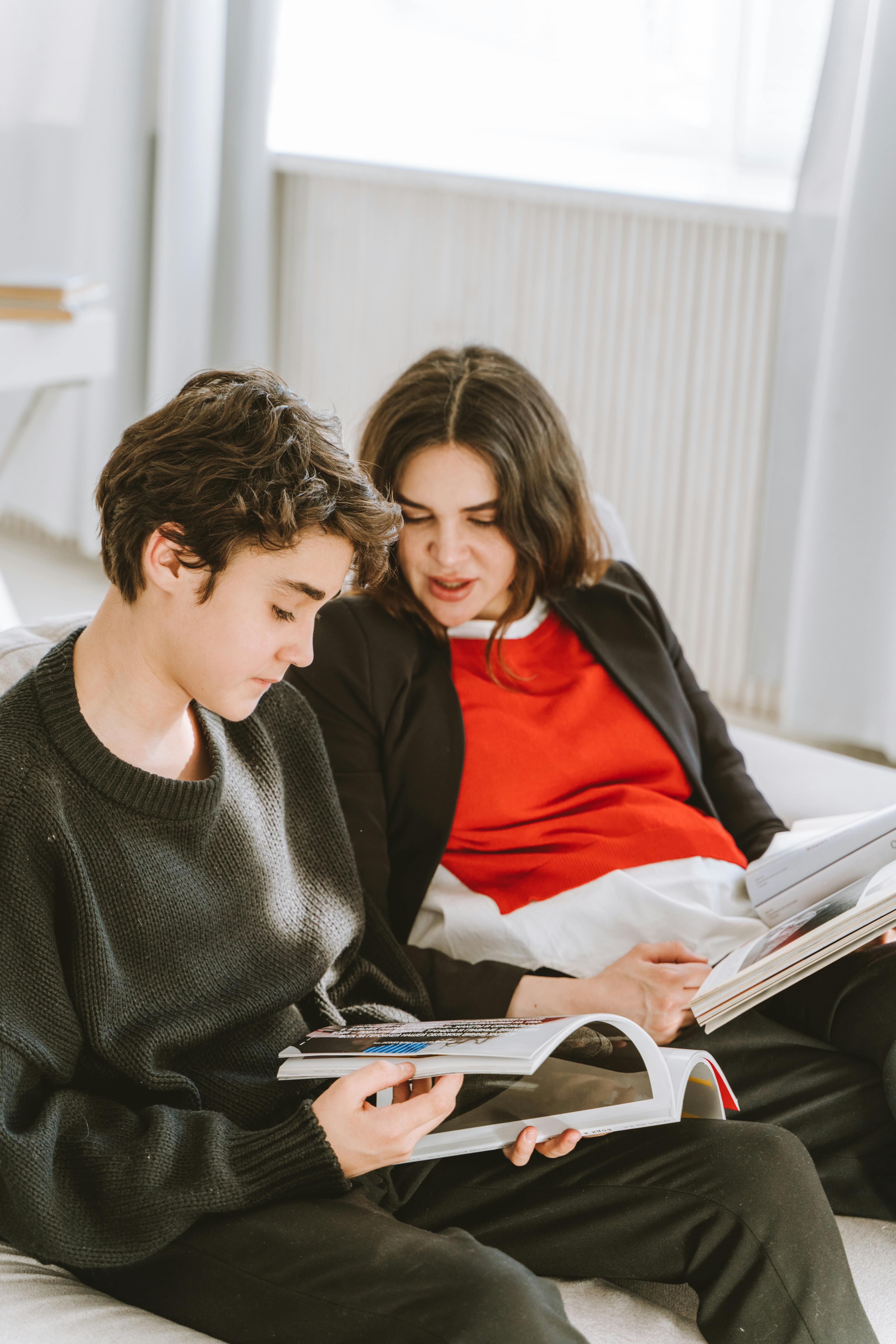 Una mujer hablando con su hijo | Fuente: Pexels