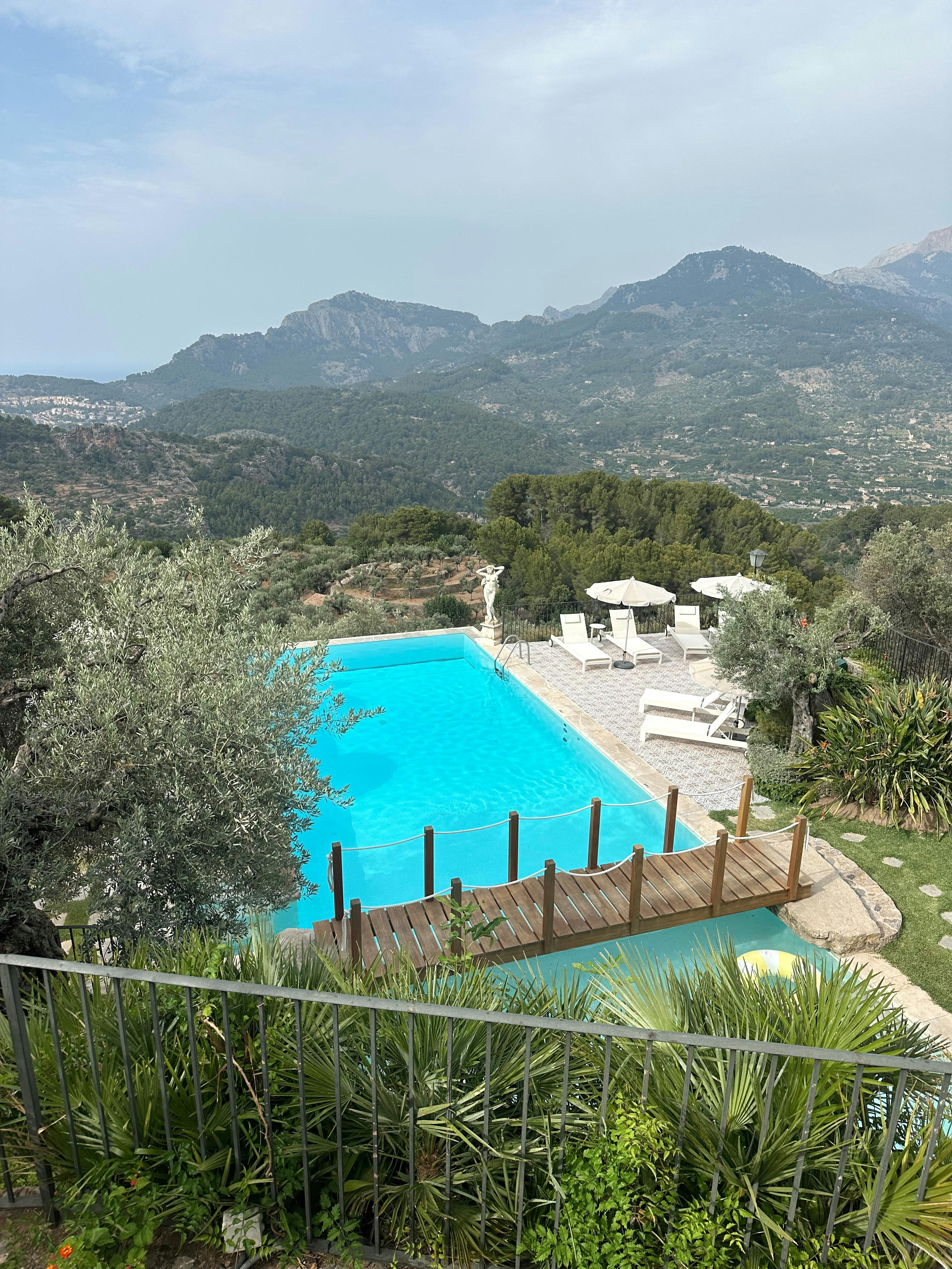 Vista de la piscina de un complejo turístico | Fuente: Pexels