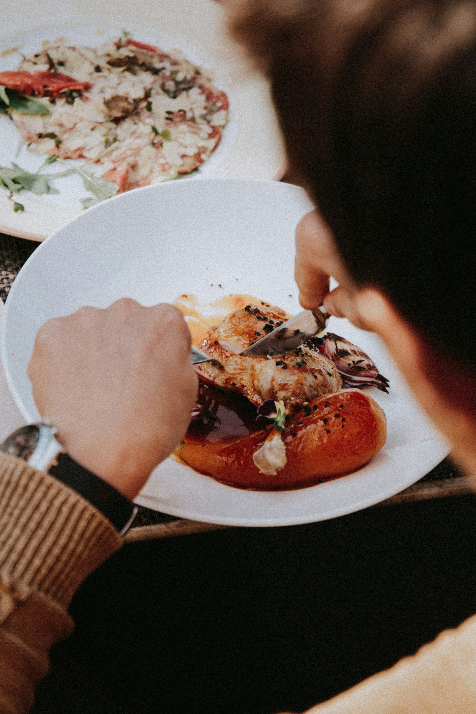 Una persona comiendo | Fuente: Unsplash