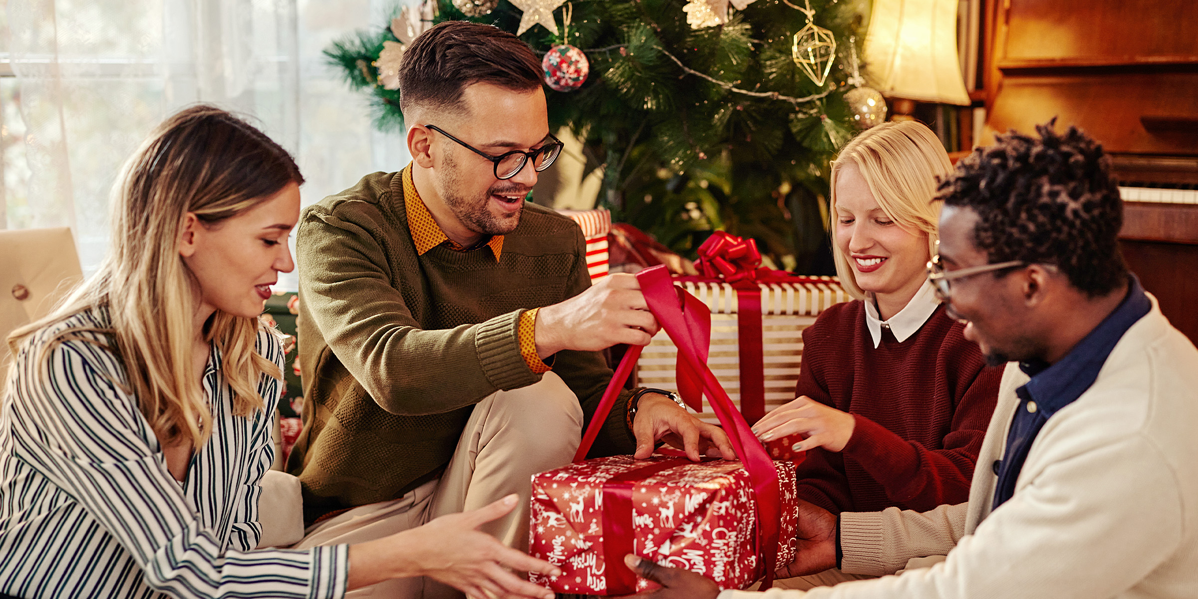 Un grupo de personas sosteniendo un regalo | Fuente: Shutterstock
