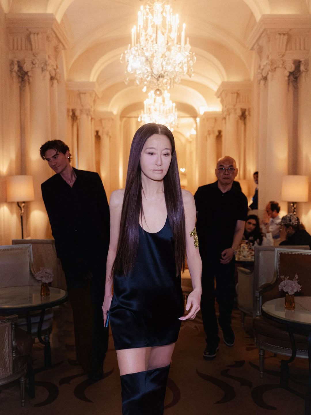 Vera Wang entrando en el restaurante Le Relais Plaza de París, Francia, según su publicación del 28 de junio de 2025 | Fuente: Instagram/verawang