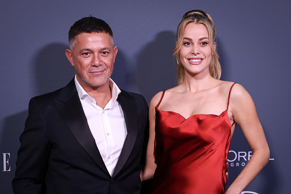 Alejandro Sanz y Candela Márquez asisten a la Gala "Elle X Future" y a los Elle Eco Awards en el Consulado de Italia el 26 de noviembre de 2025 en Madrid, España | Fuente: Getty Images
