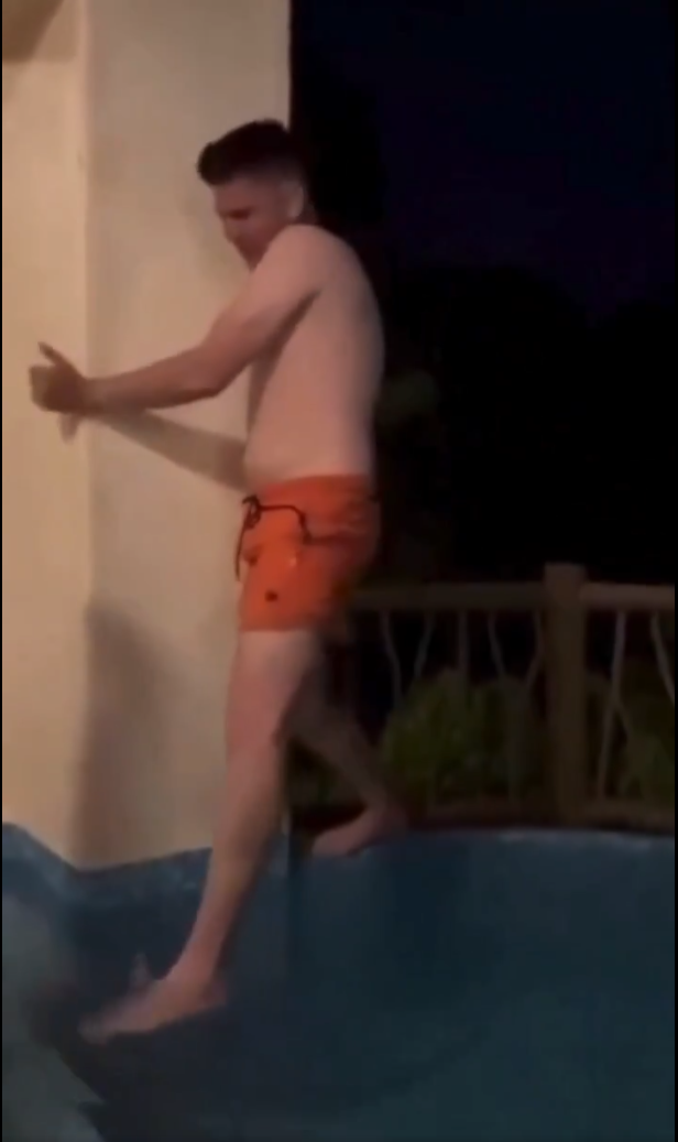 Sagid Carreón en el jacuzzi de su habitación en el hotel Pacífica Resort Ixtapa | Fuente: X/@XQestendenciaMX