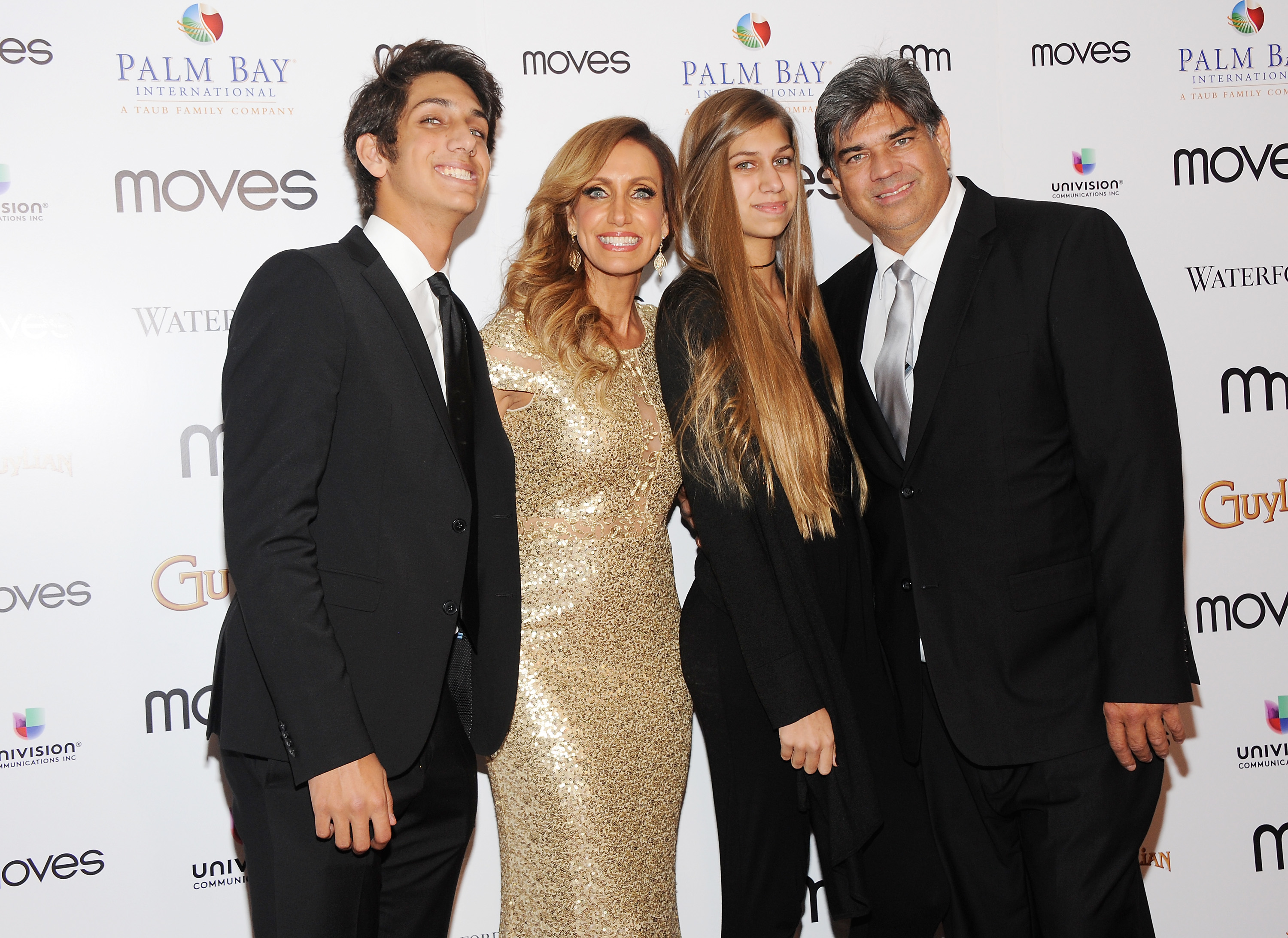 Lorenzo Luaces Jr., Lili Estefan, Lina Teresa y Lorenzo Luaces asisten a los premios New York Moves Awards 2016 en el India House Club el 11 de noviembre de 2016 en la ciudad de Nueva York.