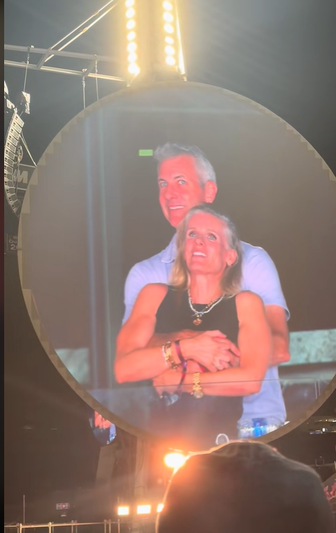 Andy Byron y Kristin Cabot en la "kiss cam" en un concierto de Coldplay en el Gillette Stadium, de un vídeo publicado el 17 de julio de 2025 | Fuente: TikTok/instaagraace
