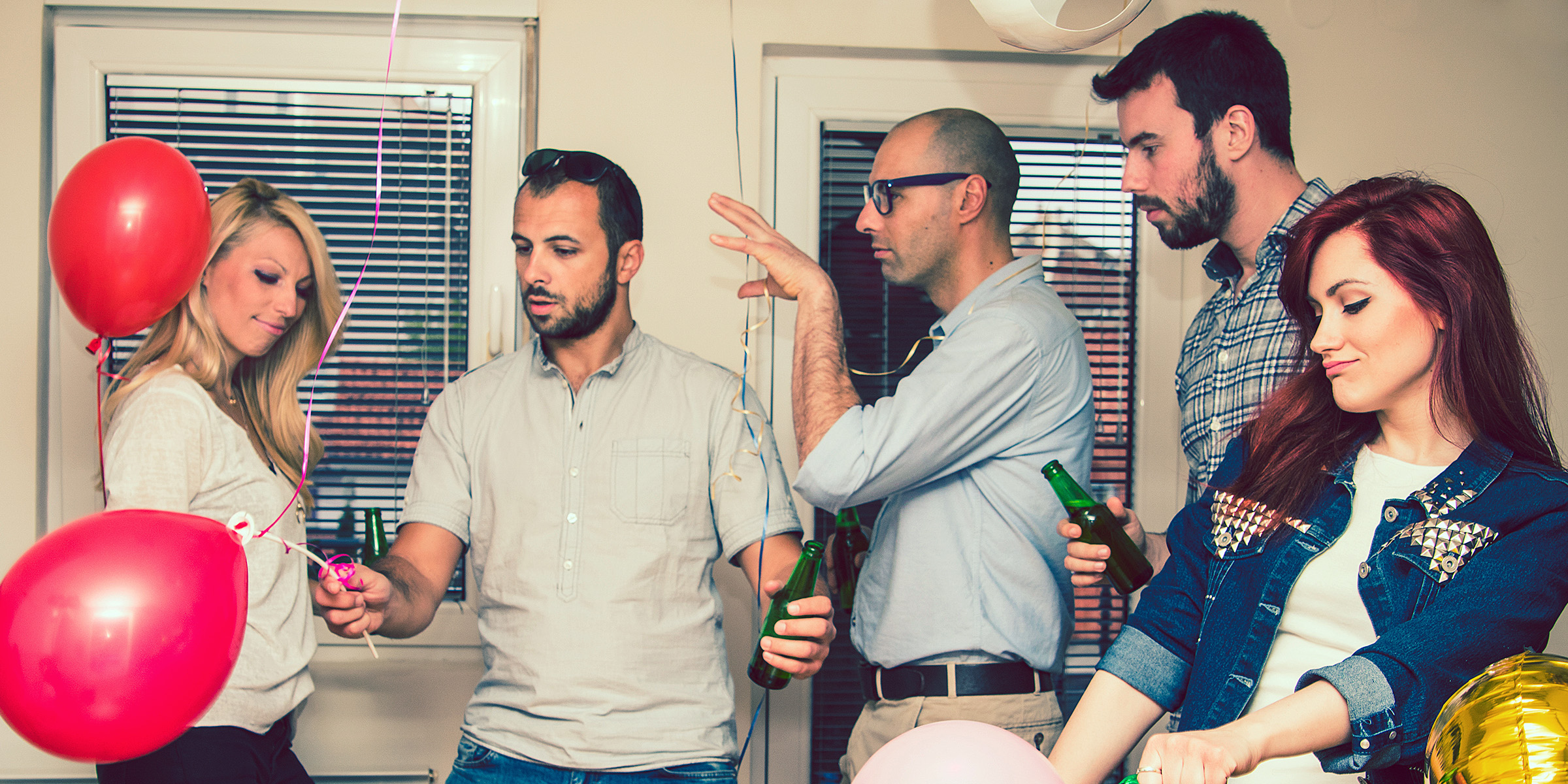 Gente en una fiesta | Fuente: Freepik