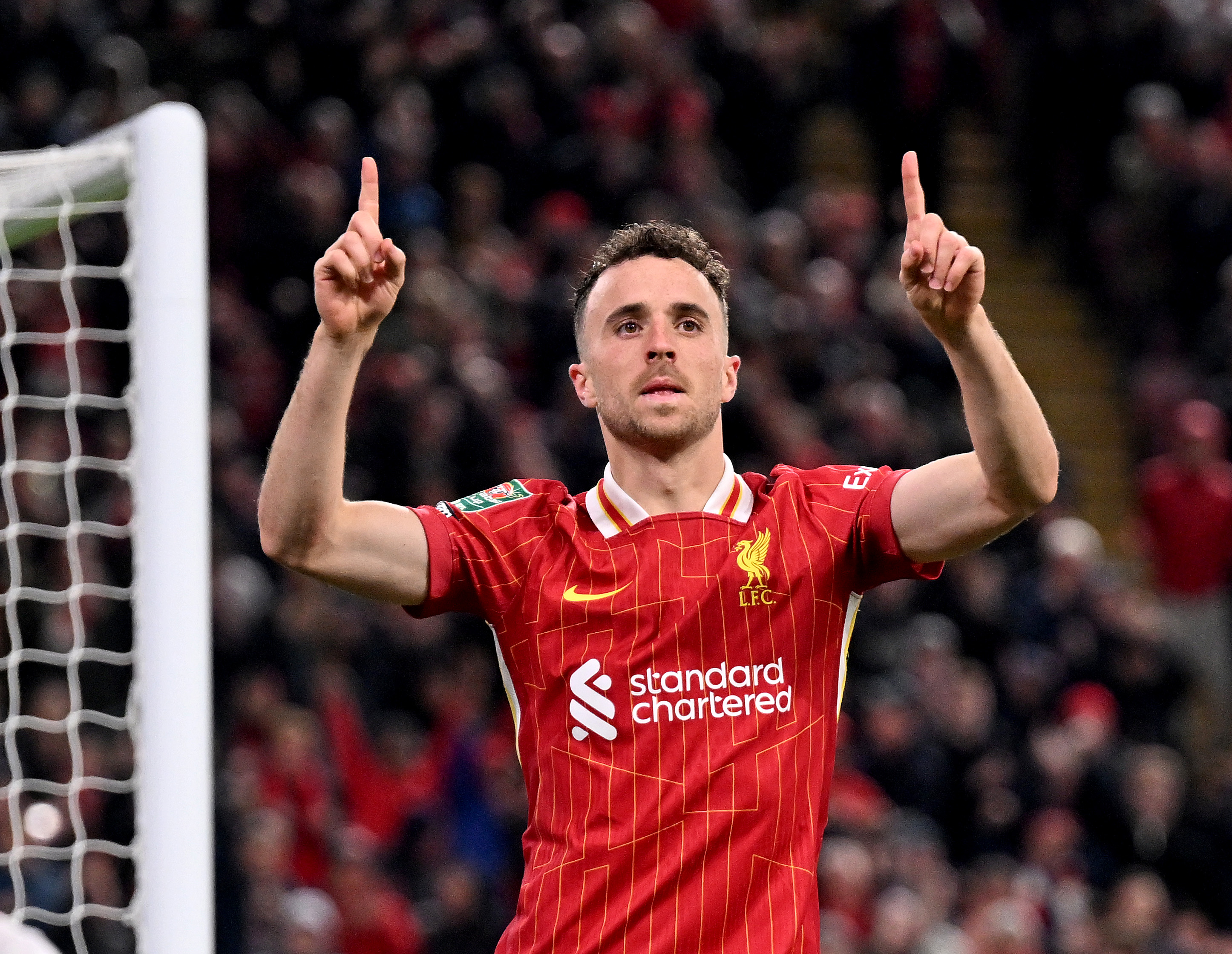Diogo Jota del Liverpool celebrando después de marcar el segundo gol durante el partido de la tercera ronda de la Copa Carabao entre Liverpool y West Ham United en Anfield el 25 de septiembre de 2024 en Liverpool, Inglaterra. | Fuente: Getty Images.