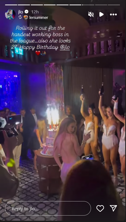 Jennifer Lopez, con un vestido plateado sin espalda, recibe un pastel de cumpleaños de tres pisos en una pista de baile, de una historia de Instagram fechada el 24 de julio de 2025. | Fuente: Instagram/jlo