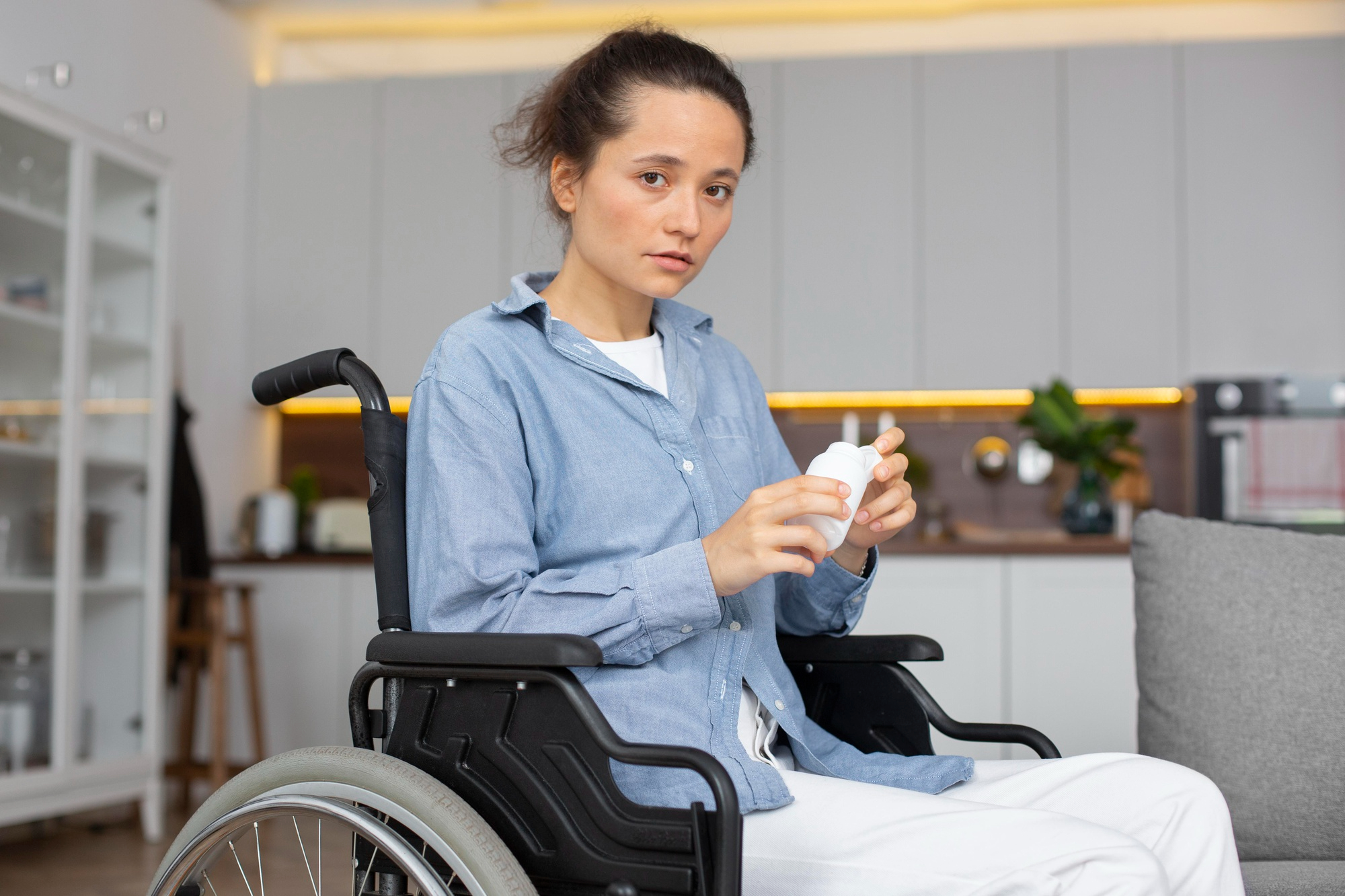Una mujer en silla de ruedas | Fuente: Freepik