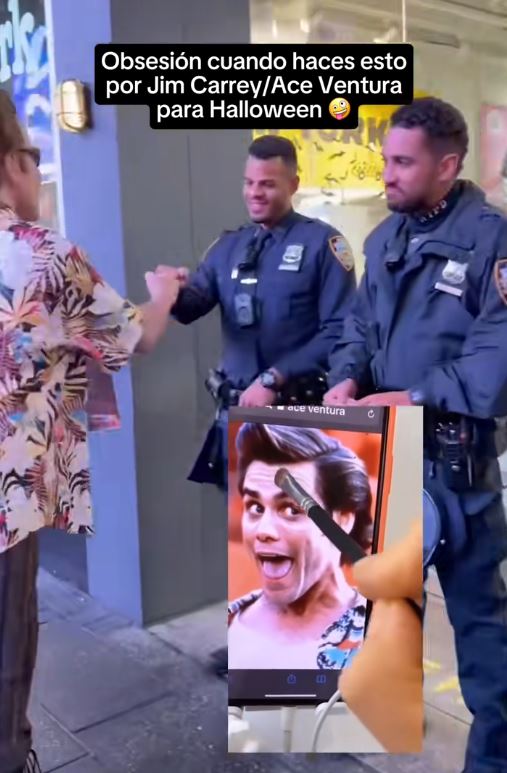 Romeo Santos disfrazado de "Ace Ventura" saluda a unos oficiales de policía | Fuente: TikTok/thalia