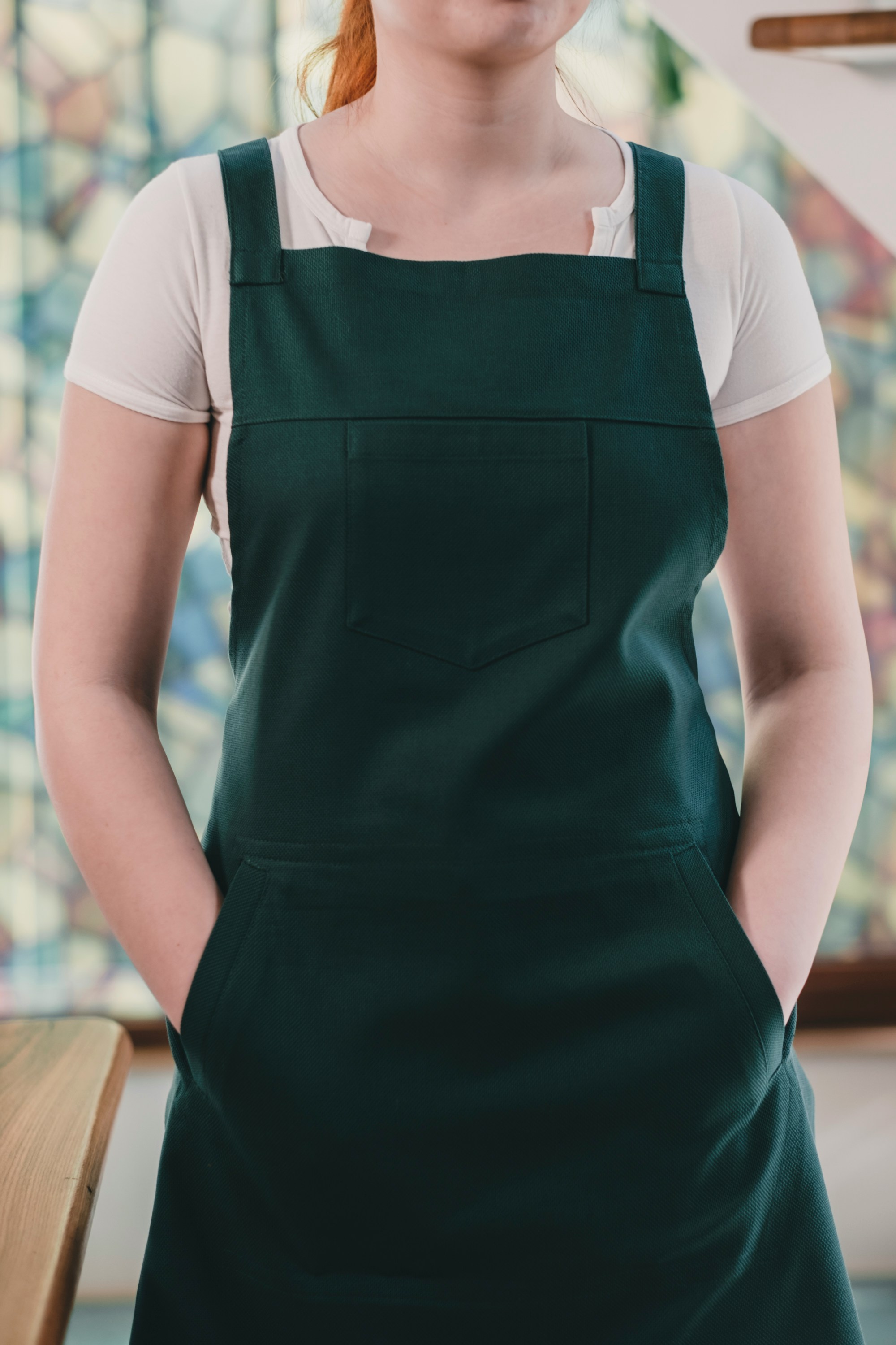 Una camarera de pie con las manos en el bolsillo | Fuente: Unsplash