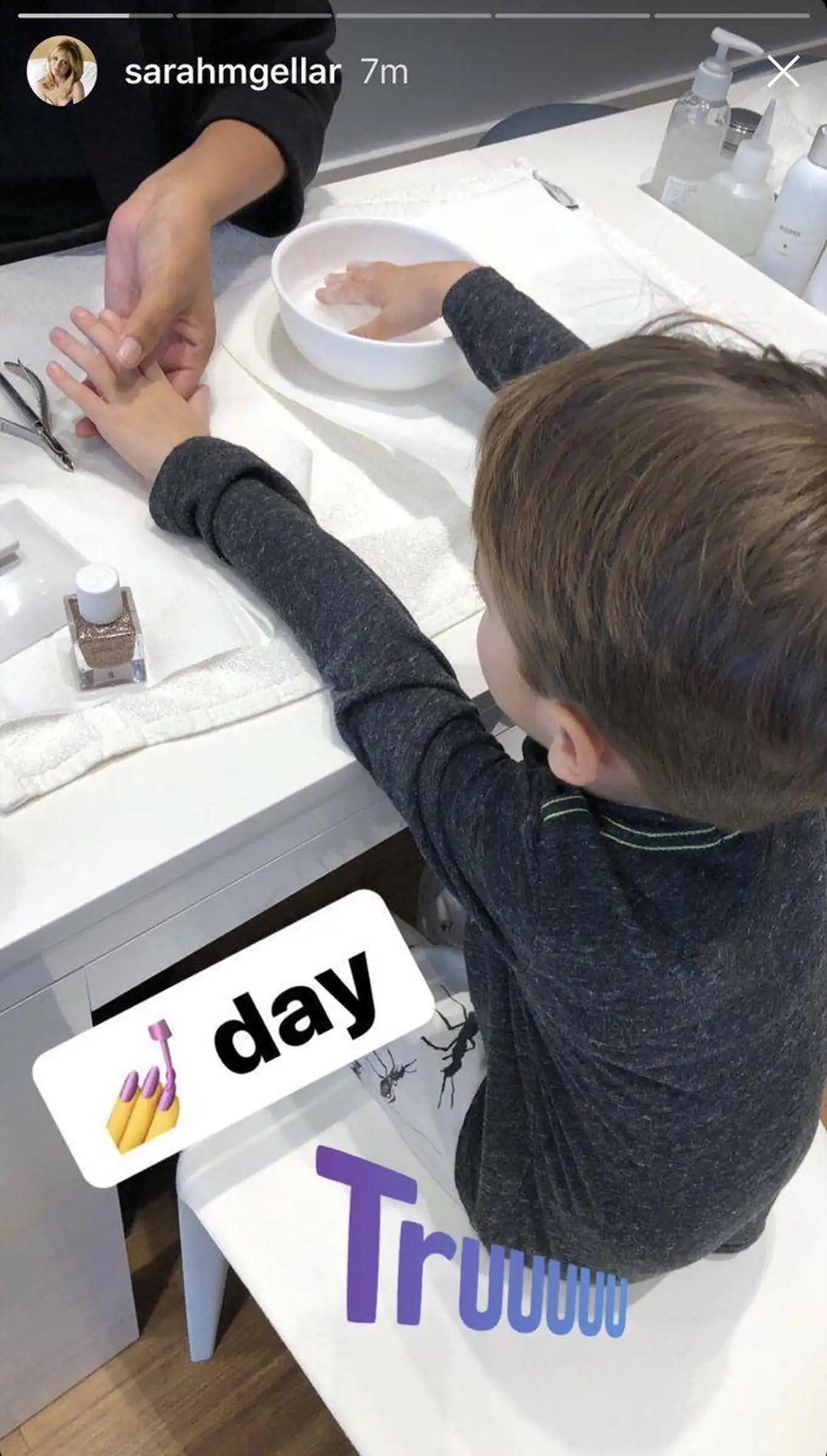 Sarah Michelle Gellar compartió un momento muy tierno de la infancia de Rocky en sus historias de Instagram, en las que se veía a su hijo pequeño disfrutando de una manicura. Esta divertida salida nos permitió echar un vistazo poco habitual a sus momentos cotidianos de madre e hijo, lejos de Hollywood. | Fuente: Historias de Instagram/@sarahmgellar