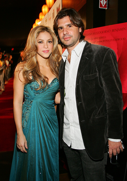 La cantante Shakira (izq.) y Antonio de la Rúa llegan al evento "An Evening of Love", a beneficio de The Bare Feet Foundation, que incluyó una proyección especial de "El amor en los tiempos del cólera" y una presentación de Shakira, realizado en el club nocturno Rain del Palms Casino Resort el 6 de noviembre de 2007 en Las Vegas, Nevada | Fuente: Getty Images