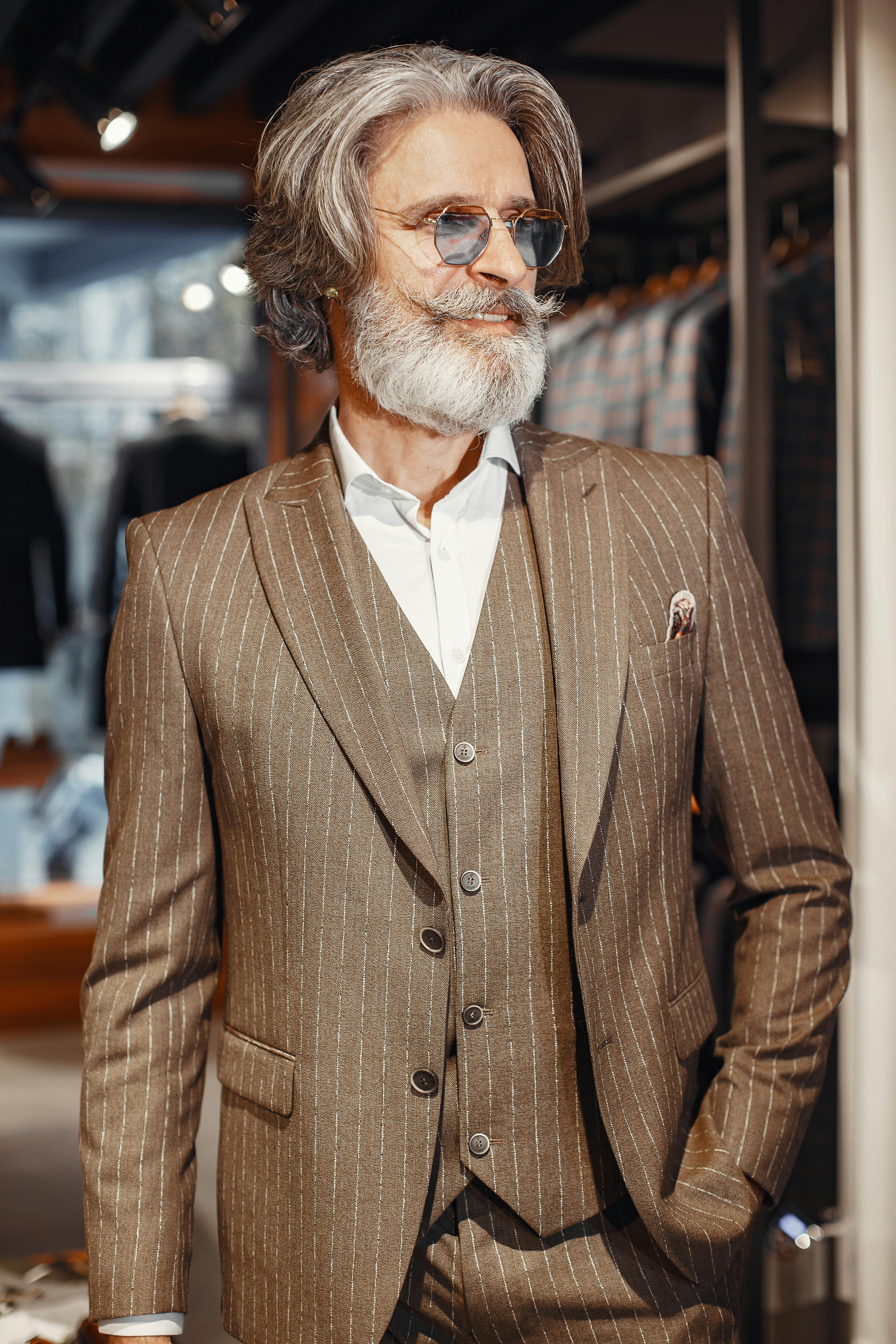 Un anciano seguro de sí mismo vestido de traje | Fuente: Pexels