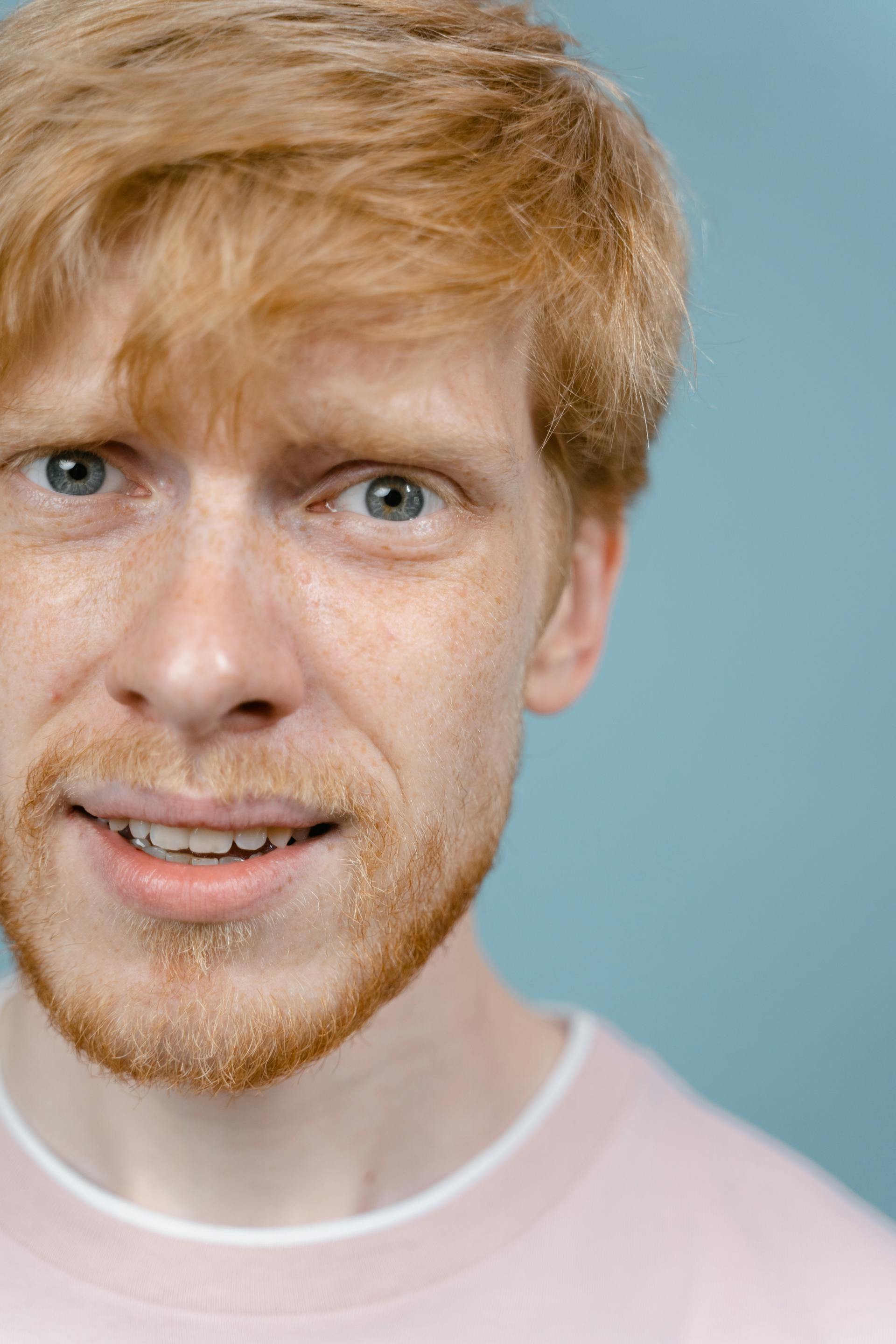Un hombre de aspecto confuso | Fuente: Pexels