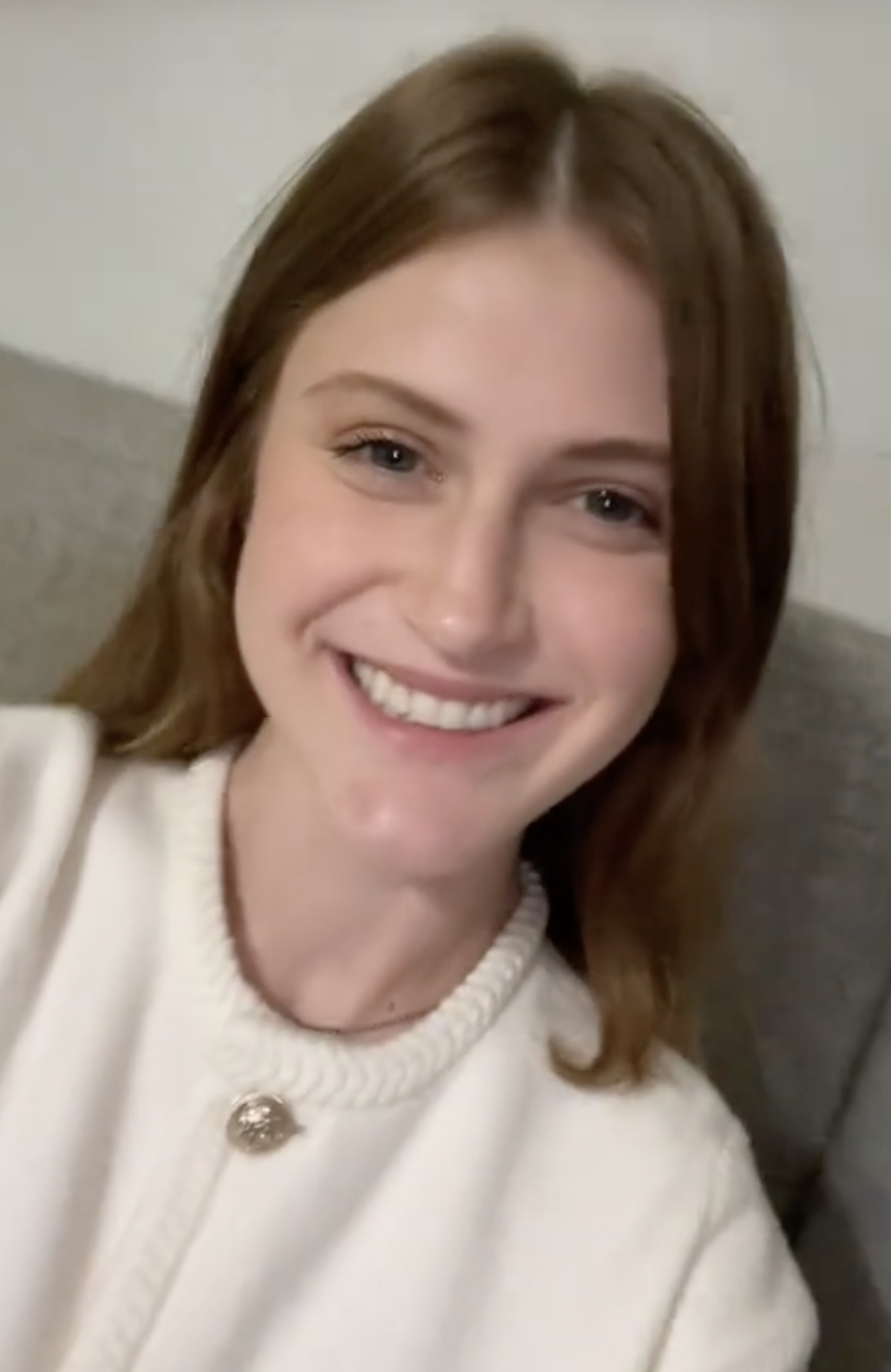 Virginia Elder comparte un alegre selfie en interiores, radiante con un suave jersey blanco | Fuente: TikTok/virginiaeelder