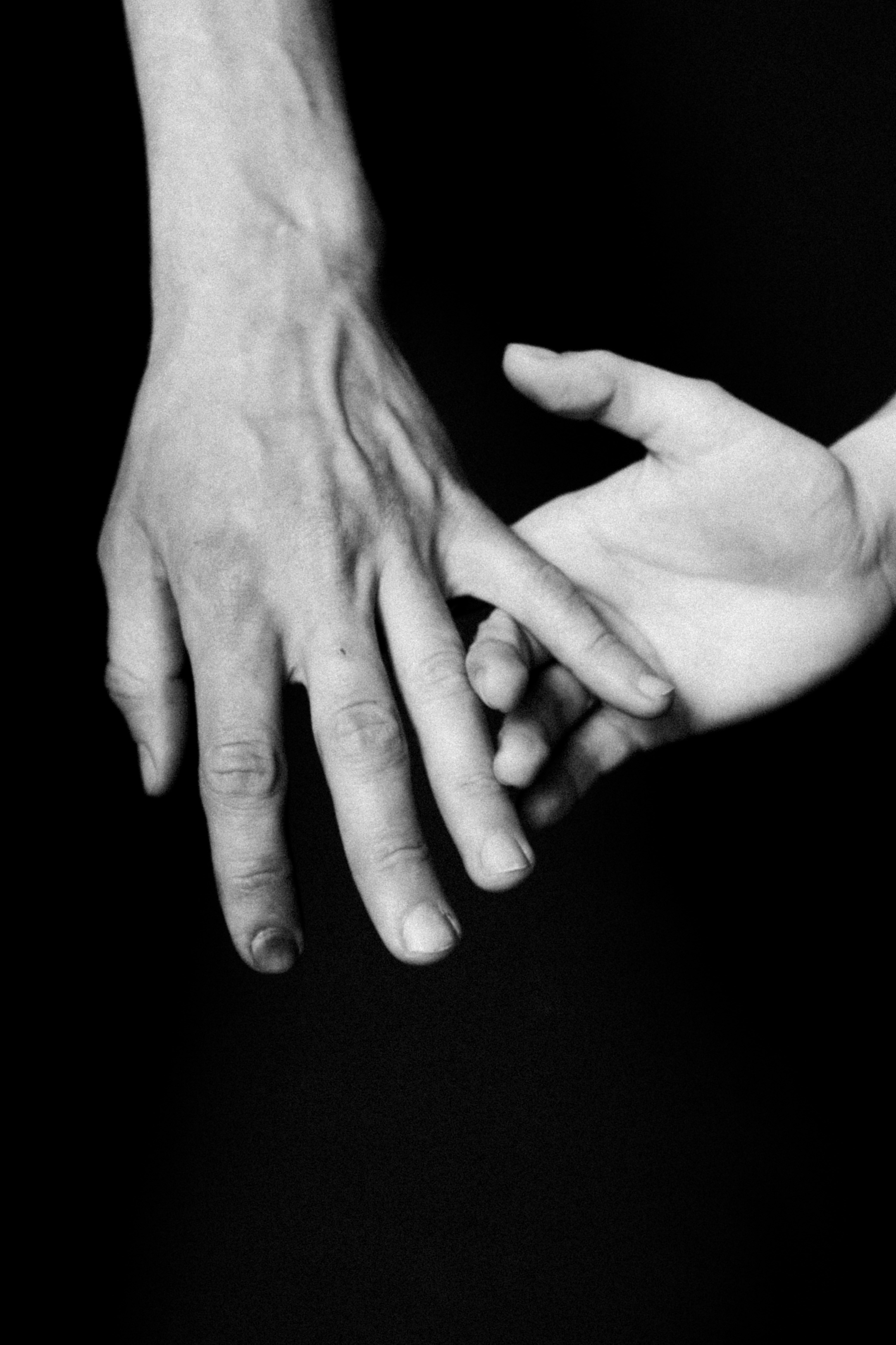 Manos tocándose | Fuente: Unsplash