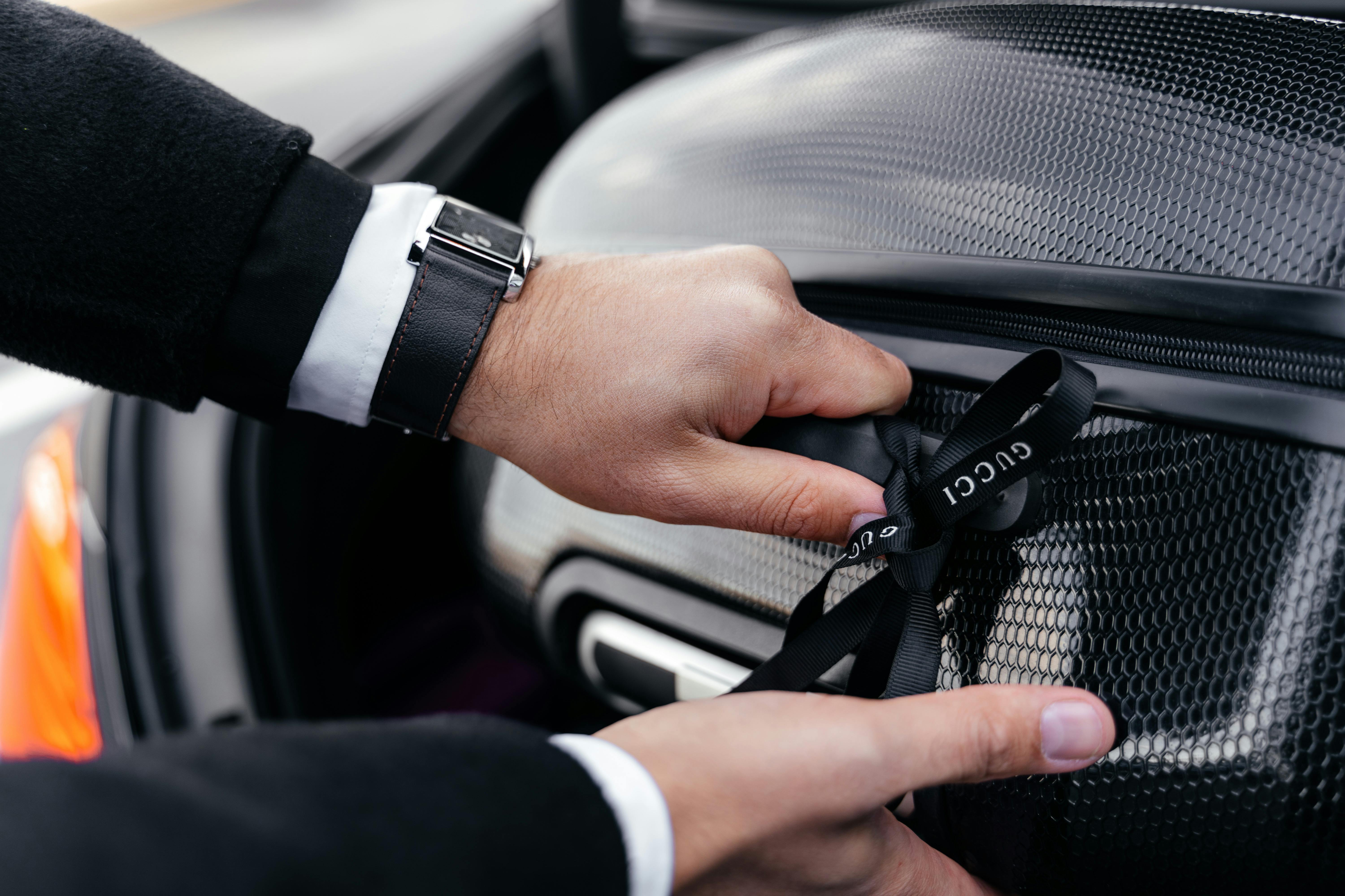 Un hombre haciendo la maleta para un viaje | Fuente: Pexels