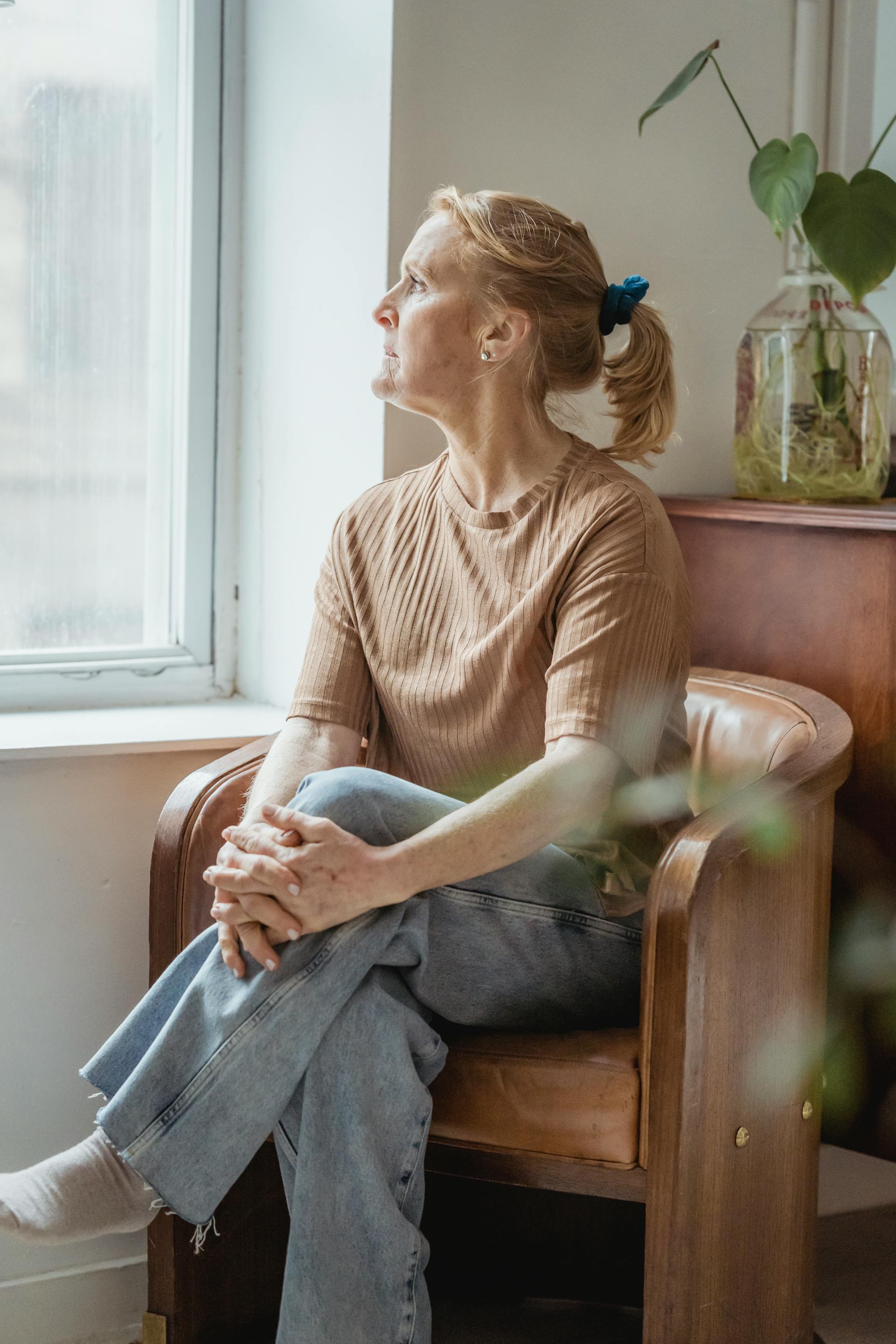 Una mujer de mediana edad sentada en un sillón | Fuente: Pexels