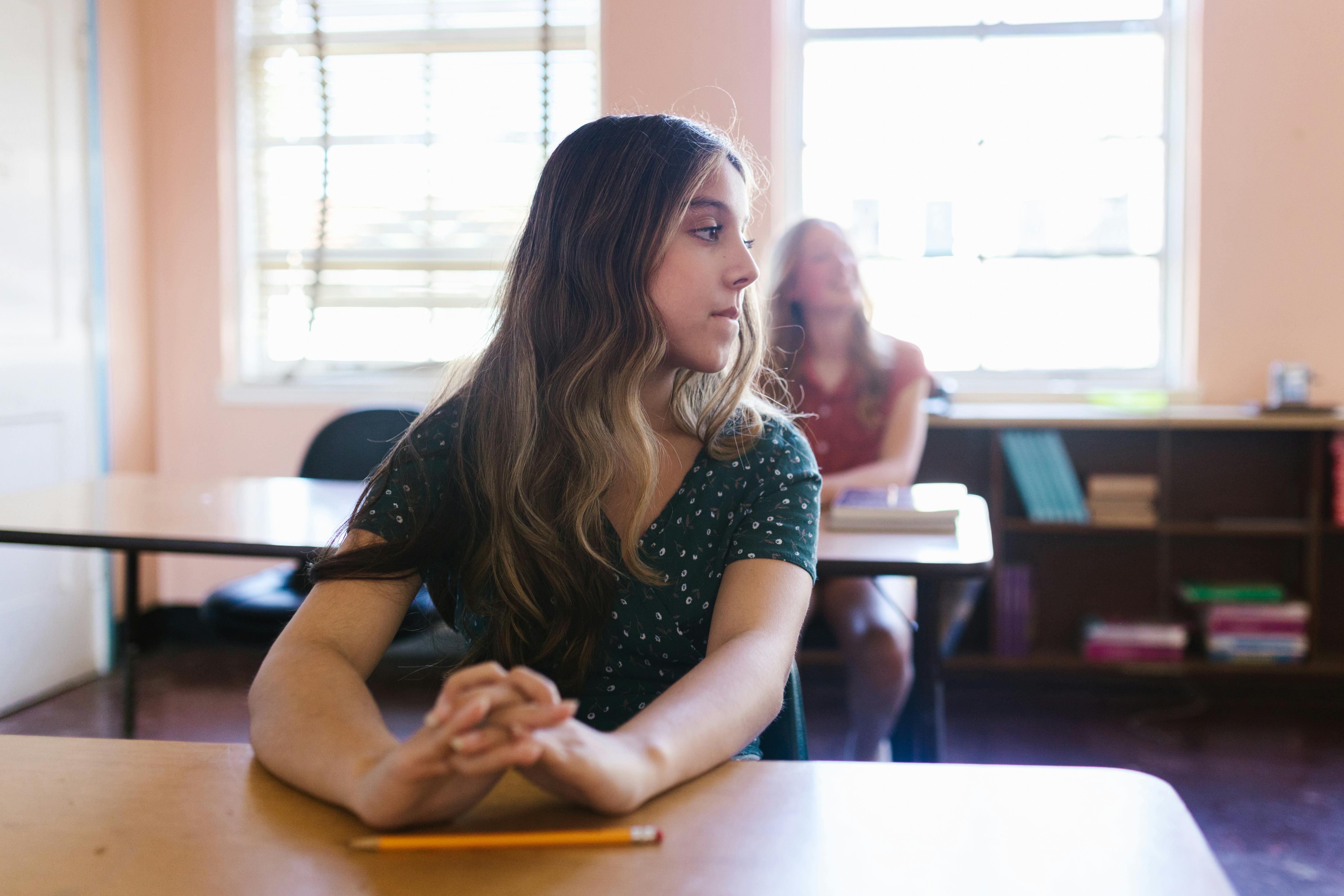 Una adolescente sentada en una clase | Fuente: Pexels