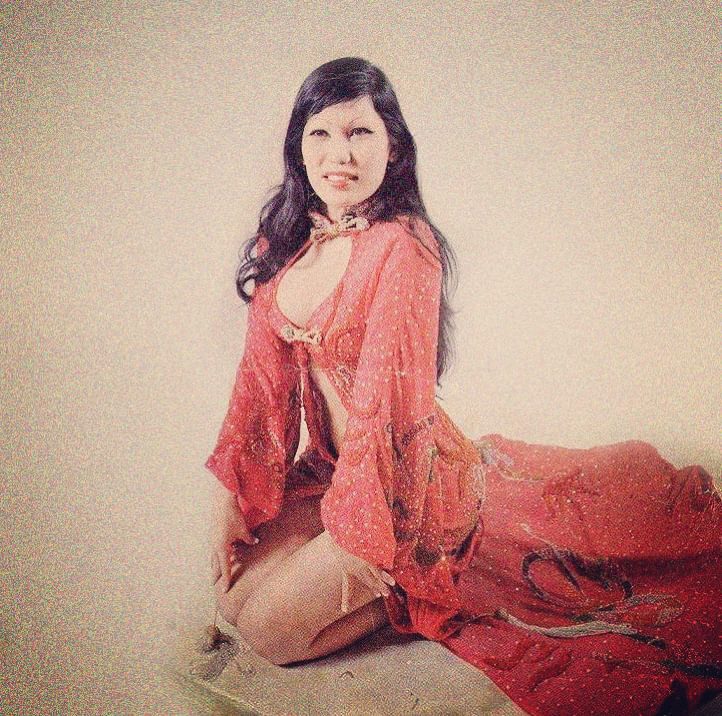 Lyn May posando con un vestido rojo, con fecha de mayo de 2020 | Fuente: Instagram/lyn_may_