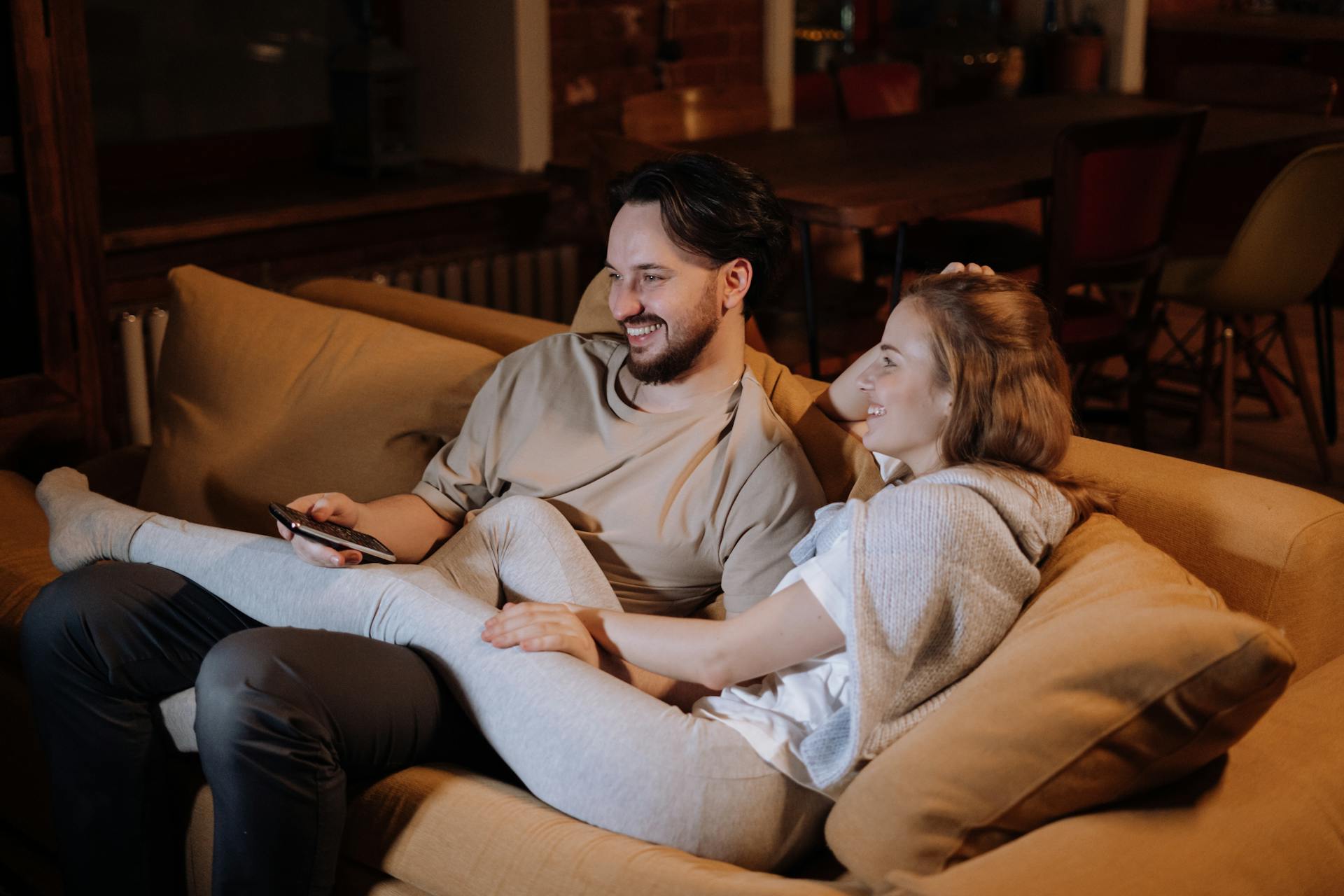 Una pareja en un sofá | Fuente: Pexels