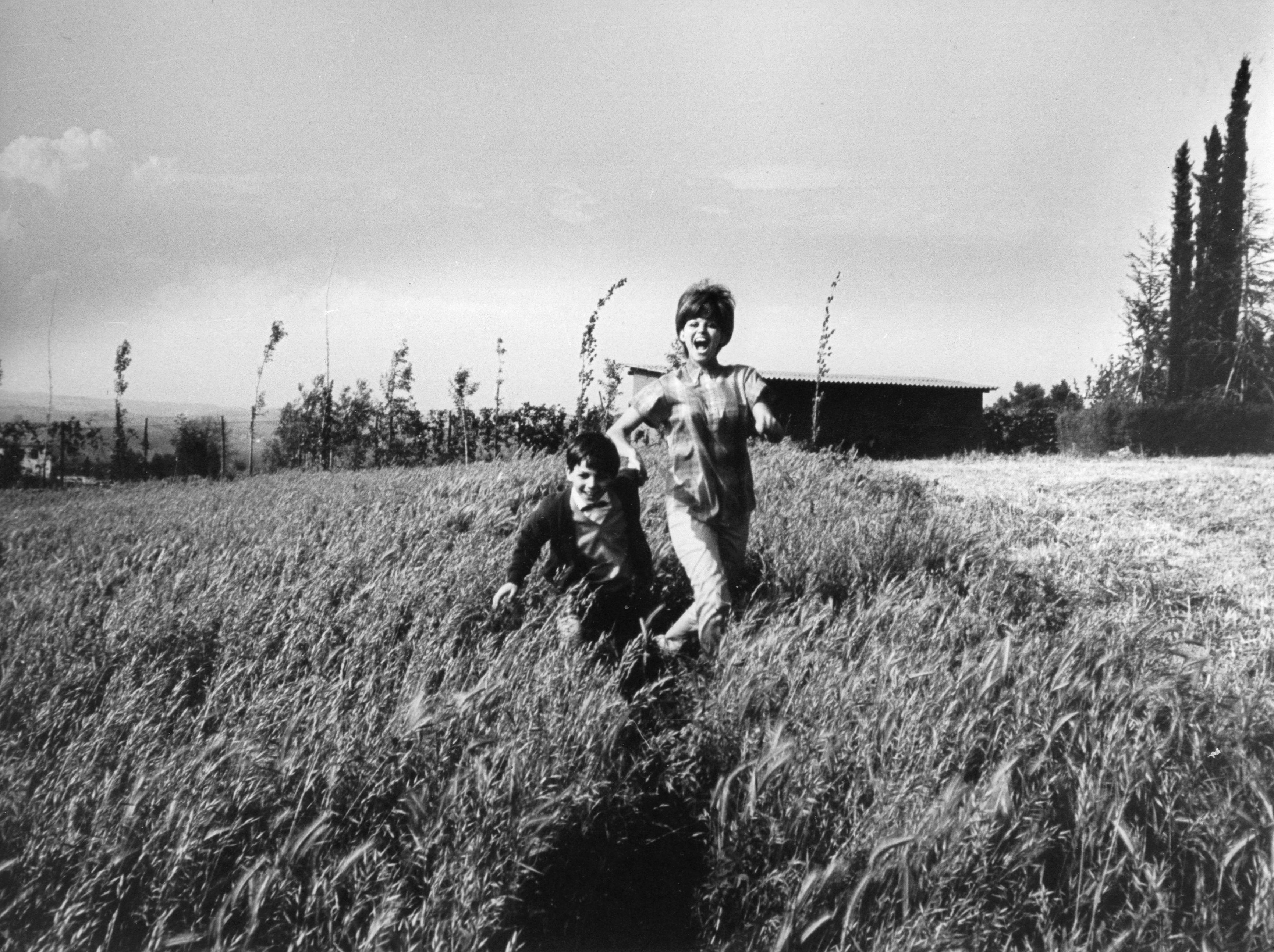 La famosa corriendo por un campo con su hijo | Fuente: Getty Images